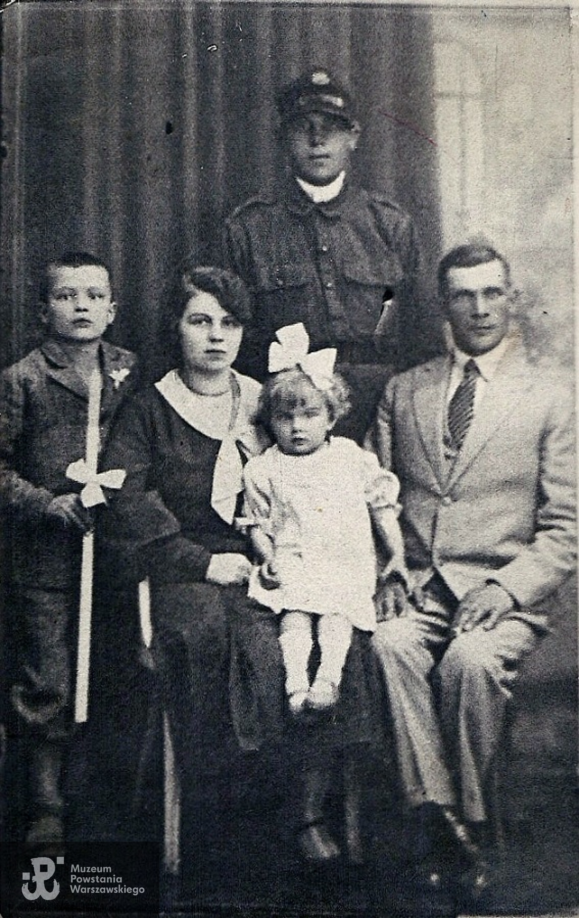 Pierwsza komunia Edmuna Pisza, obok niego rodzice Waleria i Piotr oraz siostra Halina, zdjęcie udostępnił Pan Bogdan Pisz