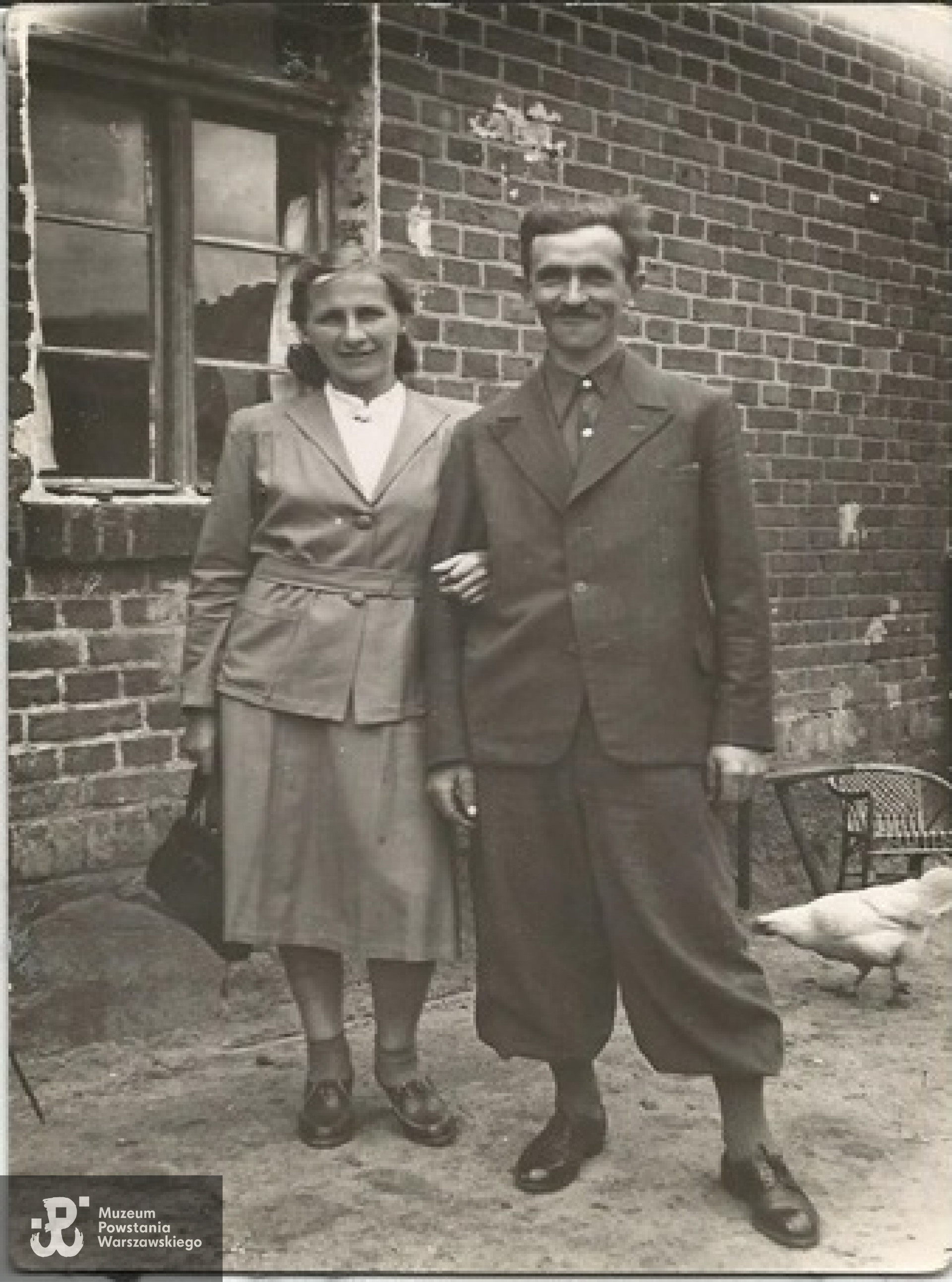 Janina Matuszewska wraz z mężem Feliksem przed domem przy ul. Włościańskiej 12, fotografie udostępnił Pan Przemysław Burkiewicz