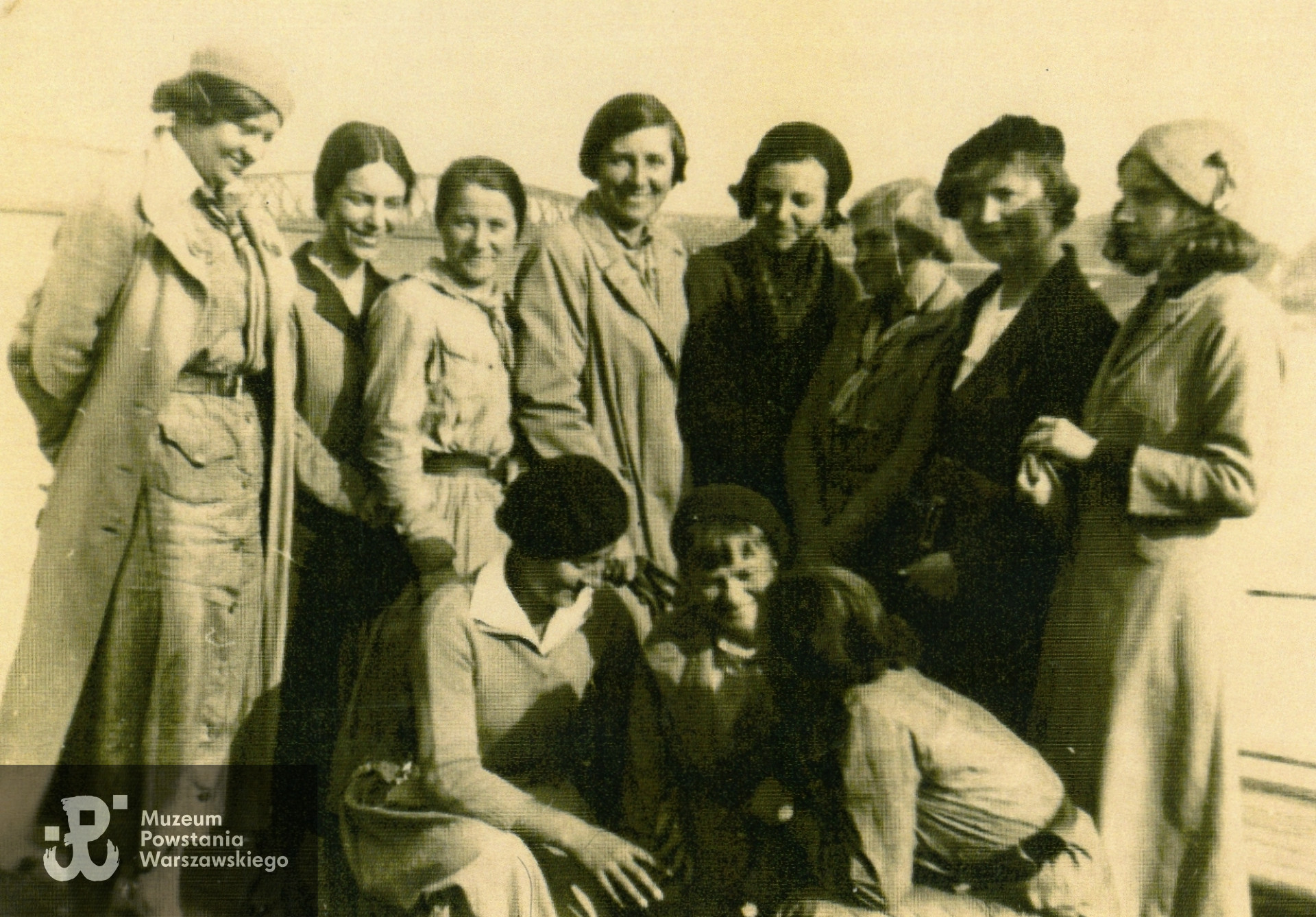 Waleria Krzemińska i Olga Małkowska z drużyną harcerek (lata 30. XX wieku), fotografię udostępnił p. Marek Dębski