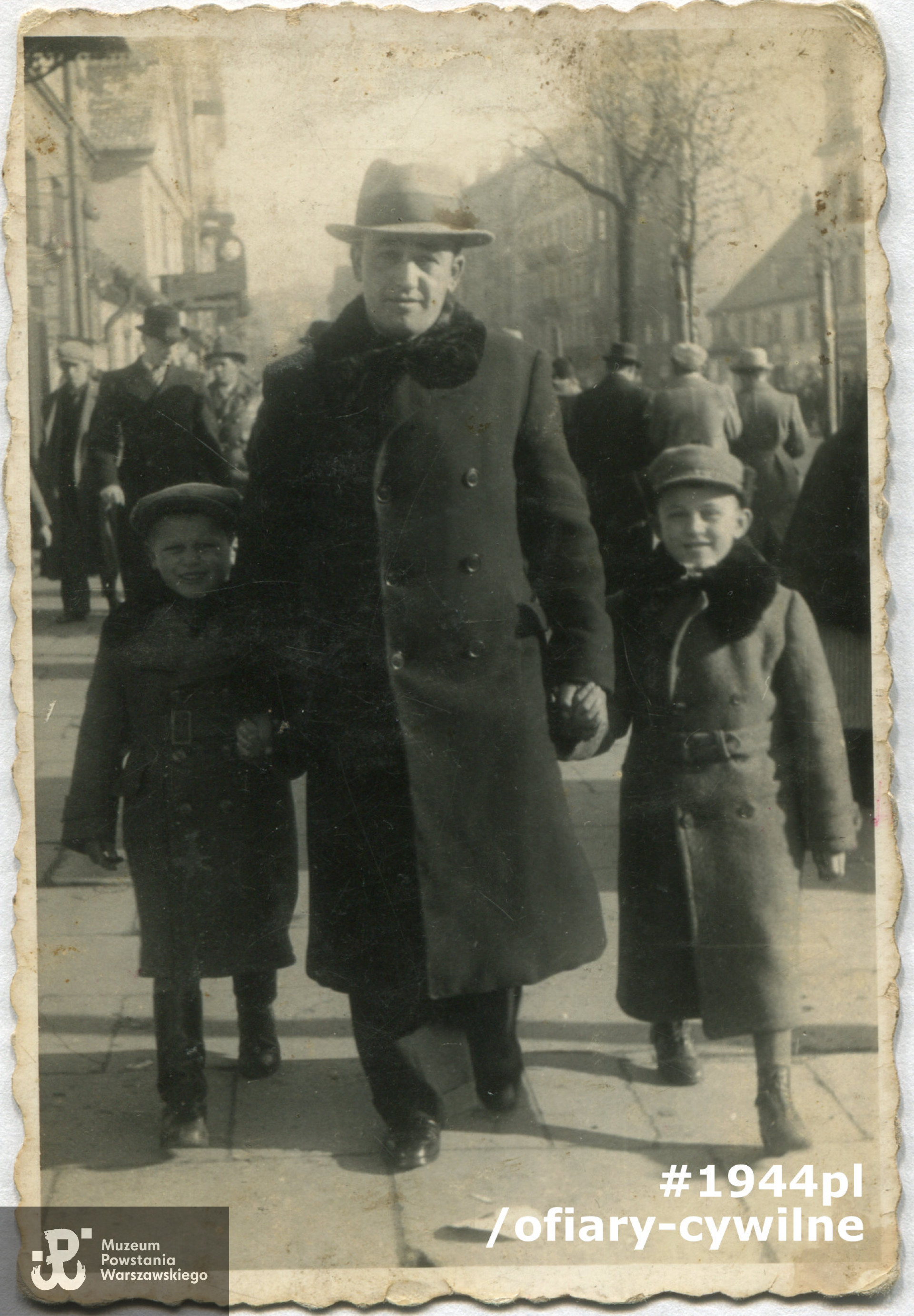 Roman Olędzki wraz z bratem Henrykiem (zg. 16.01.1945 r.) oraz wujkiem Franciszkiem Skrzyńskim (zg. 30.08.1945 r.), fotografia wykonana w Warszawie przed 1939 r. udostępnił Pan Henryk Skrzyński.