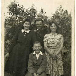 Tadeusz Mejer (siedzi na dole) jego siostra Zofia (po prawej), fotografia udostępniła Pani Barbara Gawrońska