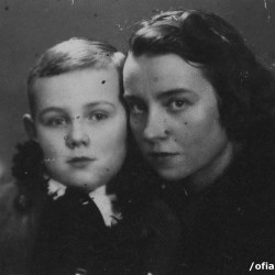 Zofia Dowgwiłlo wraz z synem <a href = norbert-dowgwillo,7696.html>Norbertem </a> , fotografia ze zbiorów Muzeum Powstania Warszawskiego nr akcesji P/9166