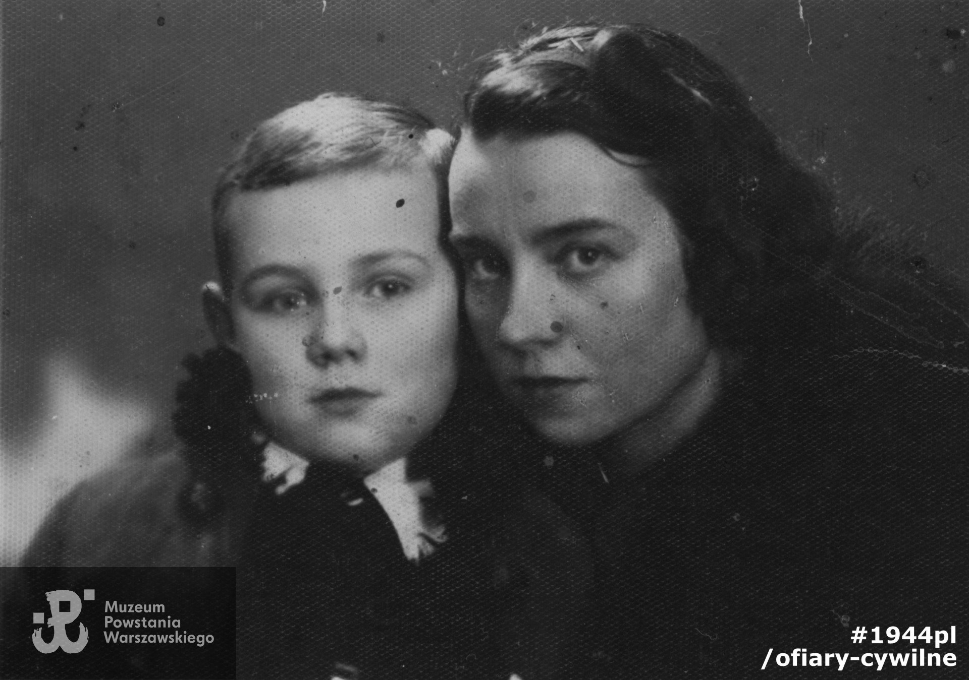 Zofia Dowgwiłlo wraz z synem <a href = norbert-dowgwillo,7696.html>Norbertem </a> , fotografia ze zbiorów Muzeum Powstania Warszawskiego nr akcesji P/9166
