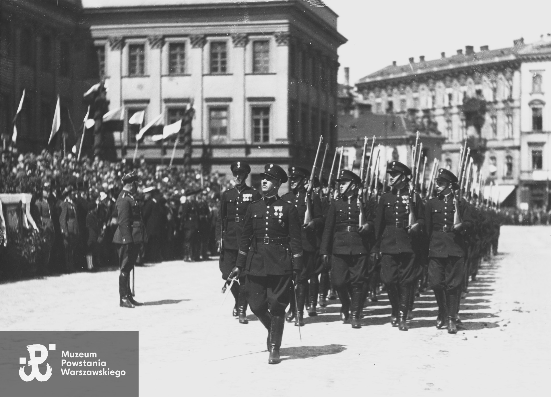 Defilada z okazji święta 3 maja 1933 na placu Marszałka Józefa Piłsudskiego w Warszawie, Prowadzący Podkomisarz SW Łaszcz Henryk Józef, fotografię udostępnił Pan Roman Wójcicki