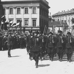 Defilada z okazji święta 3 maja 1933 na placu Marszałka Józefa Piłsudskiego w Warszawie, Prowadzący Podkomisarz SW Łaszcz Henryk Józef, fotografię udostępnił Pan Roman Wójcicki