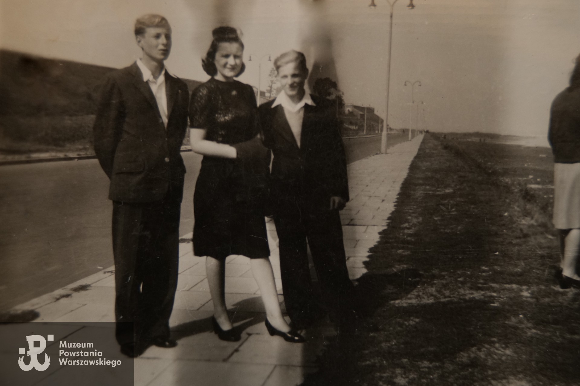 Po lewej Otton Ryszard Biesiadko oraz Władysław Popowski z dziewczyną, fotografię udostępniła p. Agafia Thekla Popowska