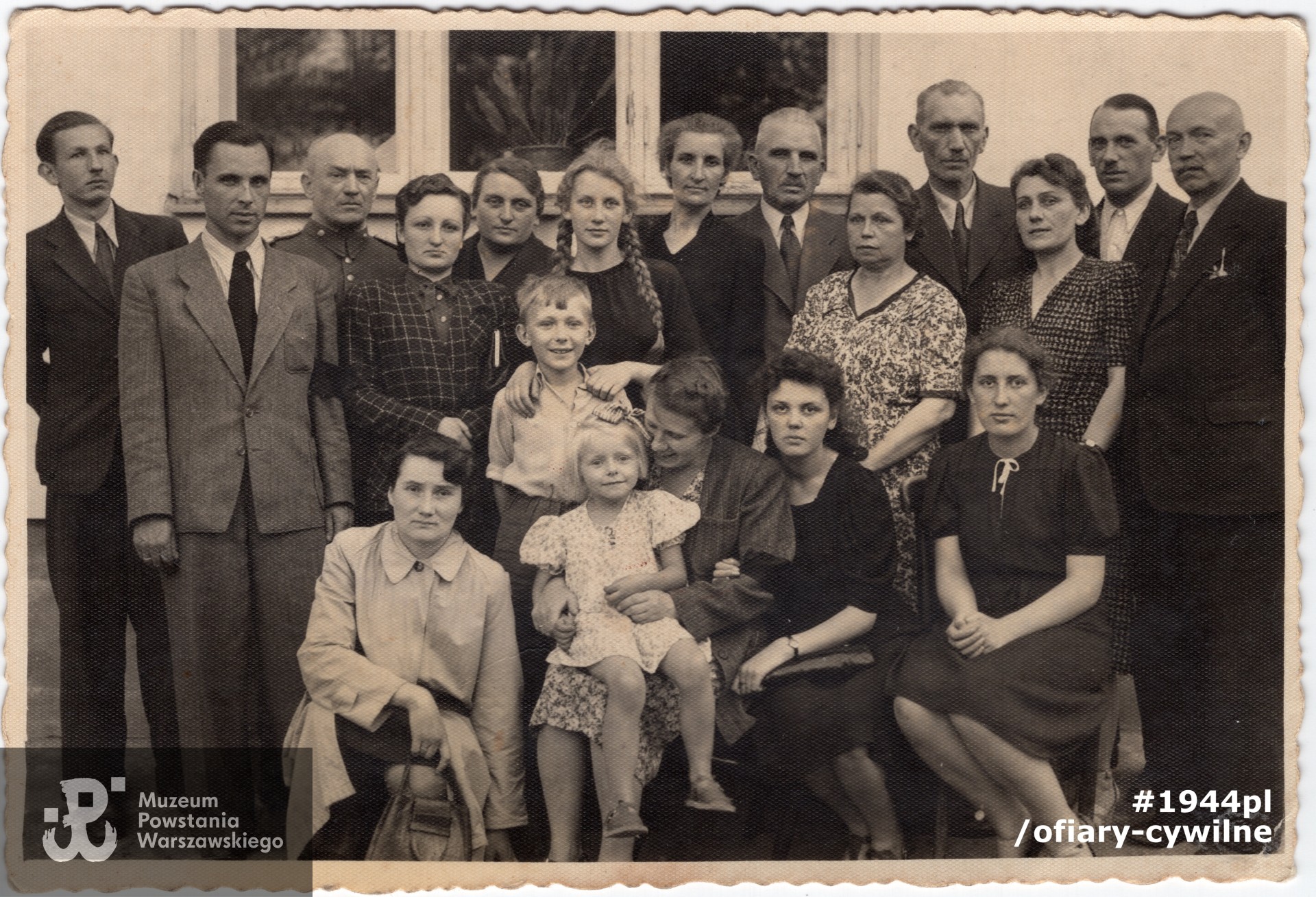 Fotografia wykonana podczas pogrzebu Władysława Pawłowskiego 26.06.1944 r. W środku stoi Pelagia Pawłowska, obok niej z lewej córka Maria. Od prawej strony siedzą córki Halina oraz Barbara, ze zbiorów rodzinnych udostępniła Pani Agnieszka Podlewska