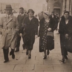 Jan i Aniela Zawadzcy na Moście Poniatowskiego w Warszawie, lata 30-te, fotografia ze zbiorów syna p. Jerzego Zawadzkiego