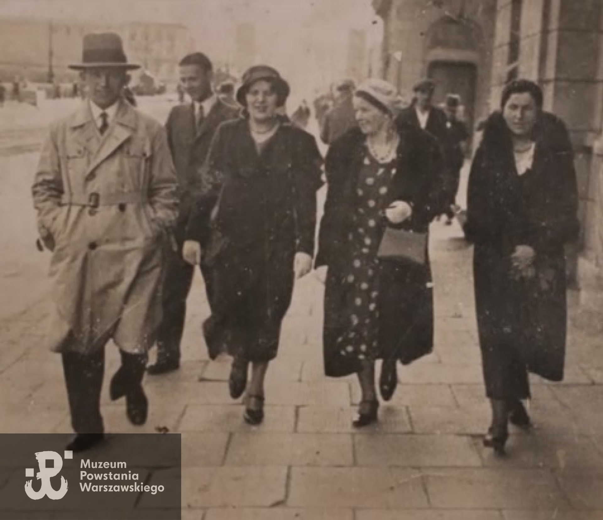 Jan i Aniela Zawadzcy na Moście Poniatowskiego w Warszawie, lata 30-te, fotografia ze zbiorów syna p. Jerzego Zawadzkiego