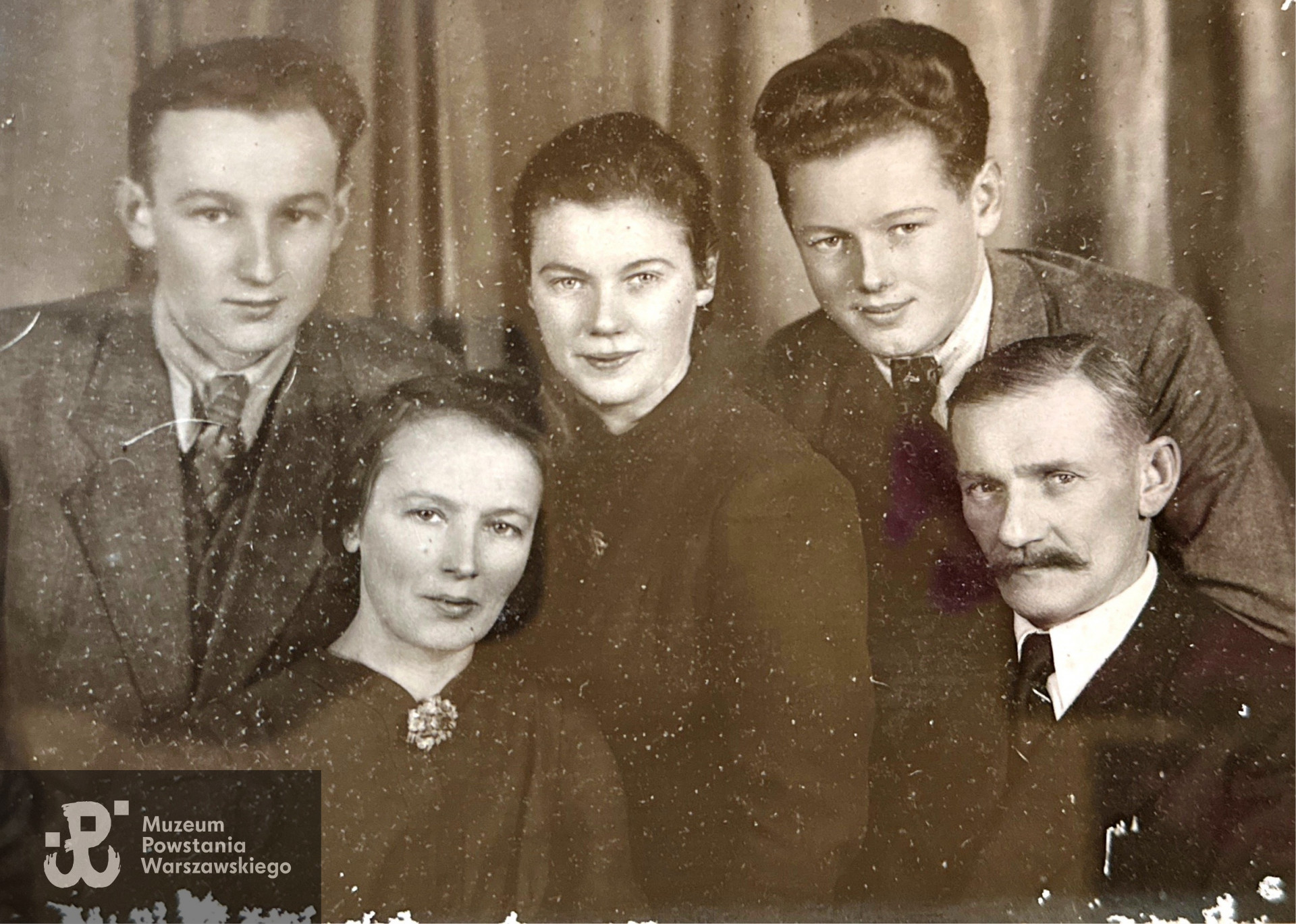 Rodzina Tabiszewskich; od lewej Jerzy, Zofia, Władysław niżej ich rodzice Zofia z domu Mierkowska i Władysław, fotografia wykonana w 1943 r. z okazji 25-tej rocznicy ich ślubu udostępniła Pani Małgorzata Gonciarz