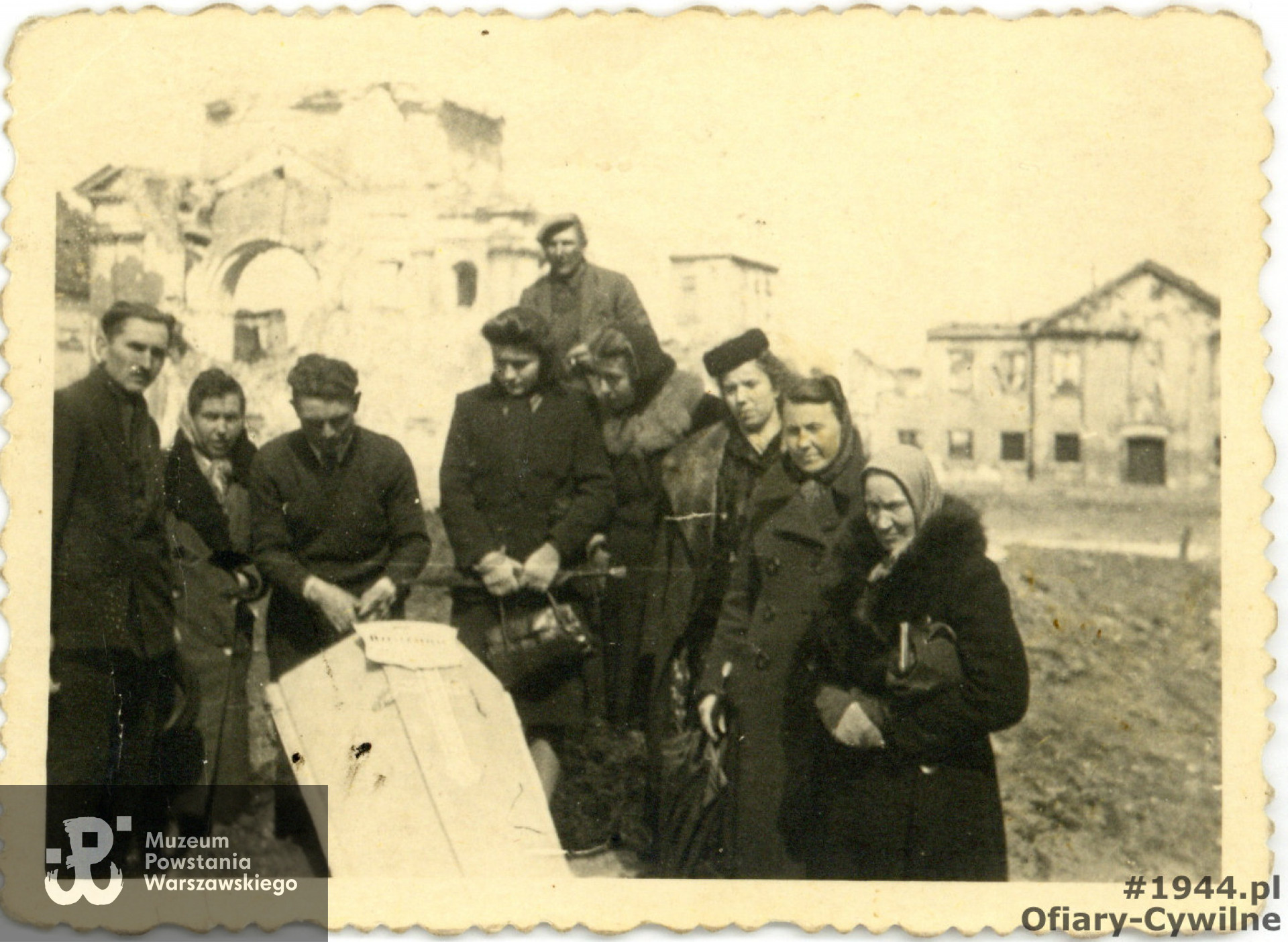 Zdjęcie z ekshumacji Haliny Bojenko z Rynku Nowego Miasta, ze zbiorów pani Marioli Kudrycz