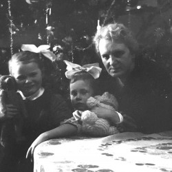 Bożenka Napiórkowska wraz z siostrą Jolą i matką Zofią, fotografię udostępnił Pan Przemysław Puternicki