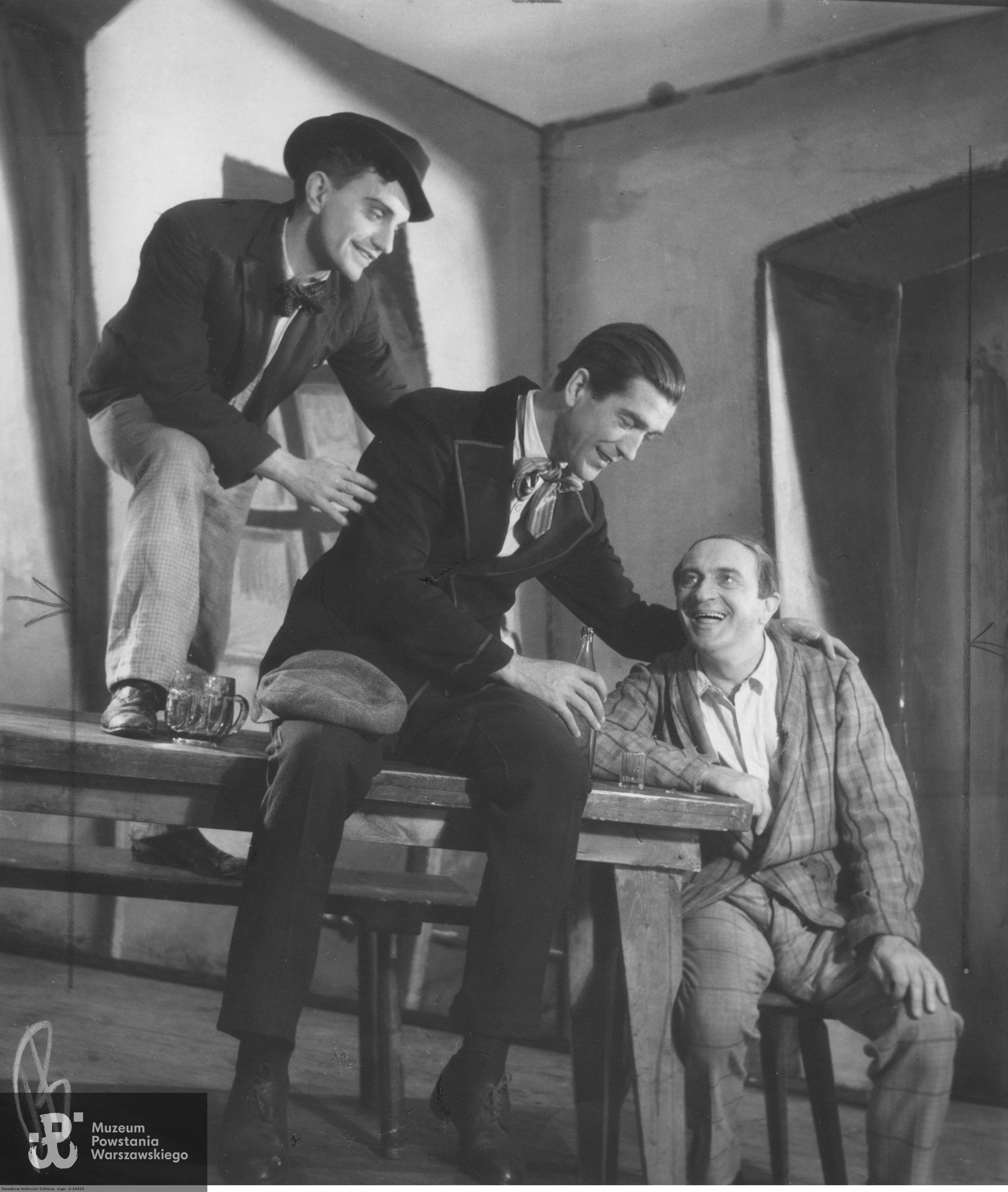 Lipiec 1944 r. Warszawa występy teatrzyku rozmaitości „Jar”. Od. lewej; Mieczysław Borowy, Jerzy Pichelski, Józef Orwid, zdjęcie ze zbiorów Narodowego Archiwum Cyfrowego sygnatura: 2-10433