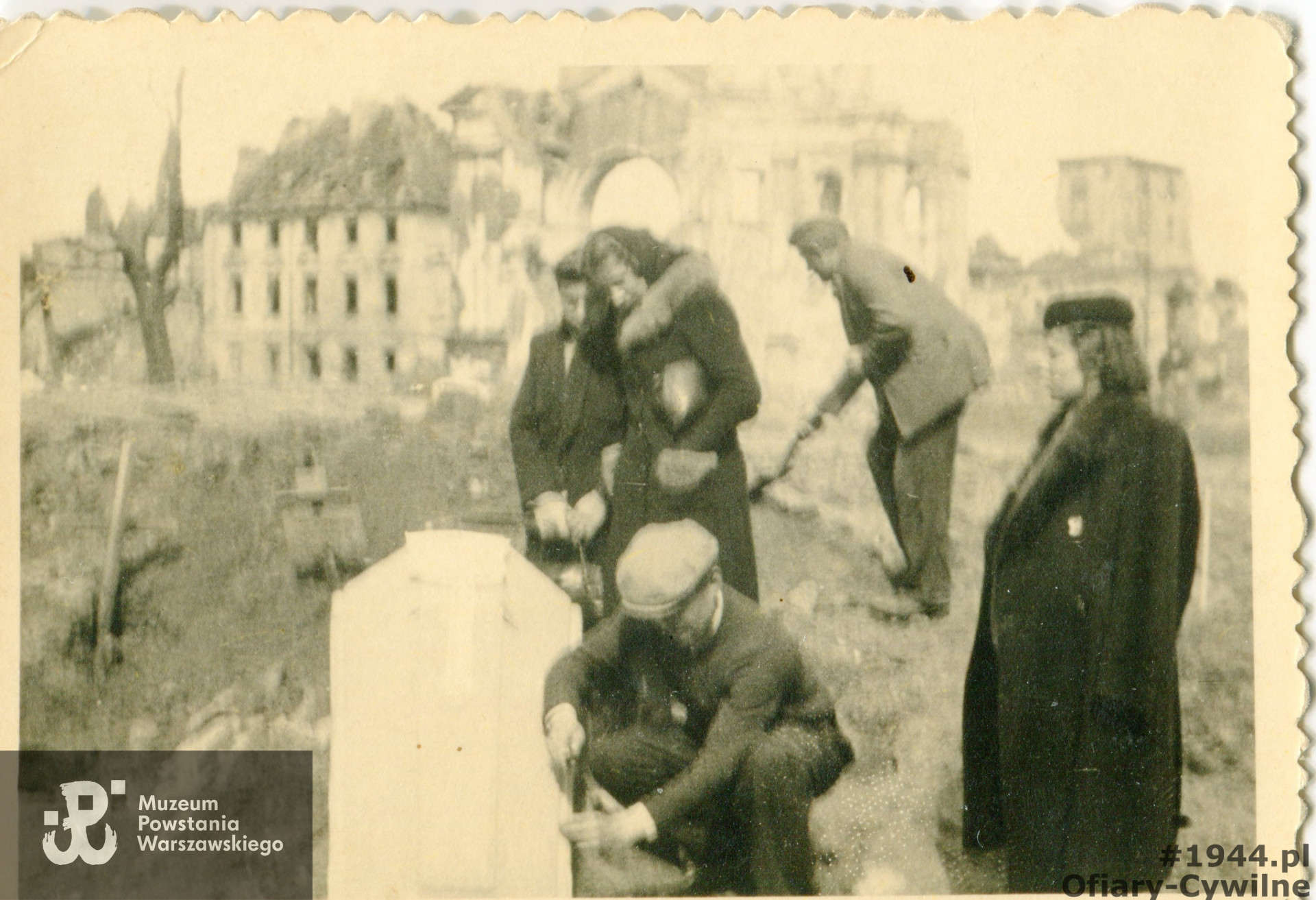 Zdjęcie z ekshumacji Haliny Bojenko z Rynku Nowego Miasta, ze zbiorów pani Marioli Kudrycz