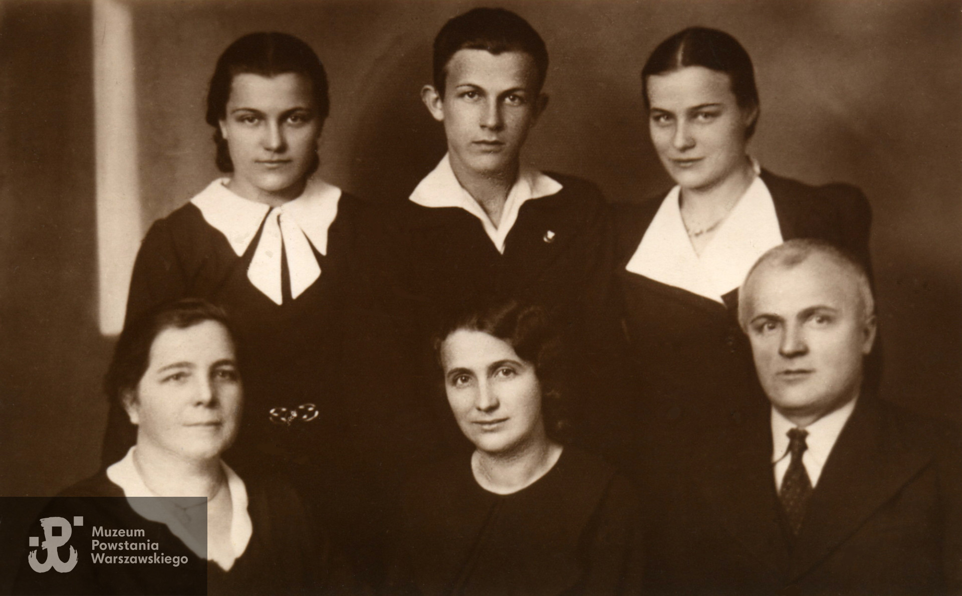 Rok 1935. W pierwszym rzędzie od lewej: Zofia Wiaczkis z Zatorskich, <a href=