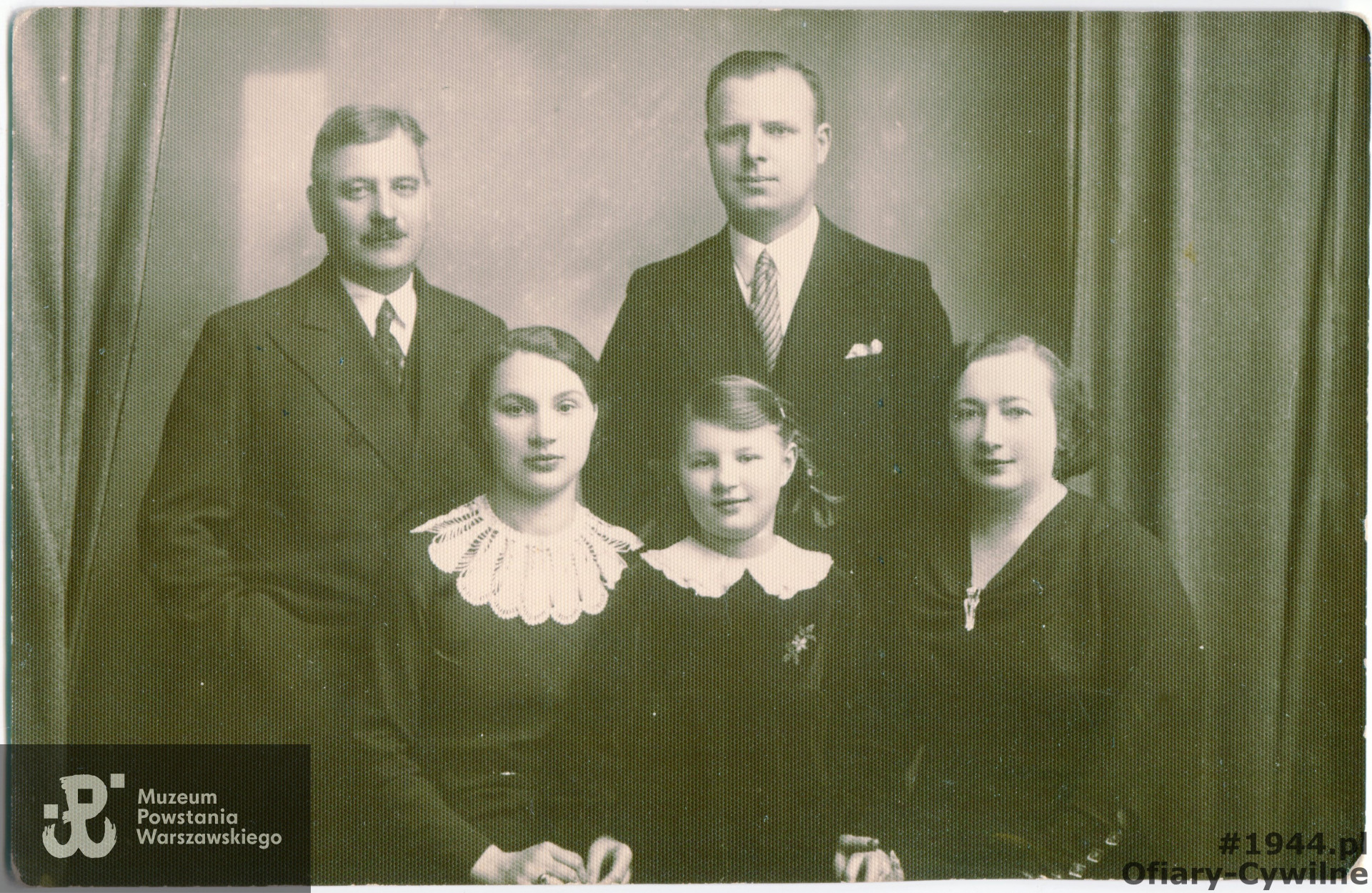 Wacław po prawej stronie, w środku siedzą jego żona Matylda oraz córka Halina, która zginęła w trakcie Powstania Warszawskiego na Nowym Mieście, zdjęcie ze zbiorów pani Marioli Kudrycz