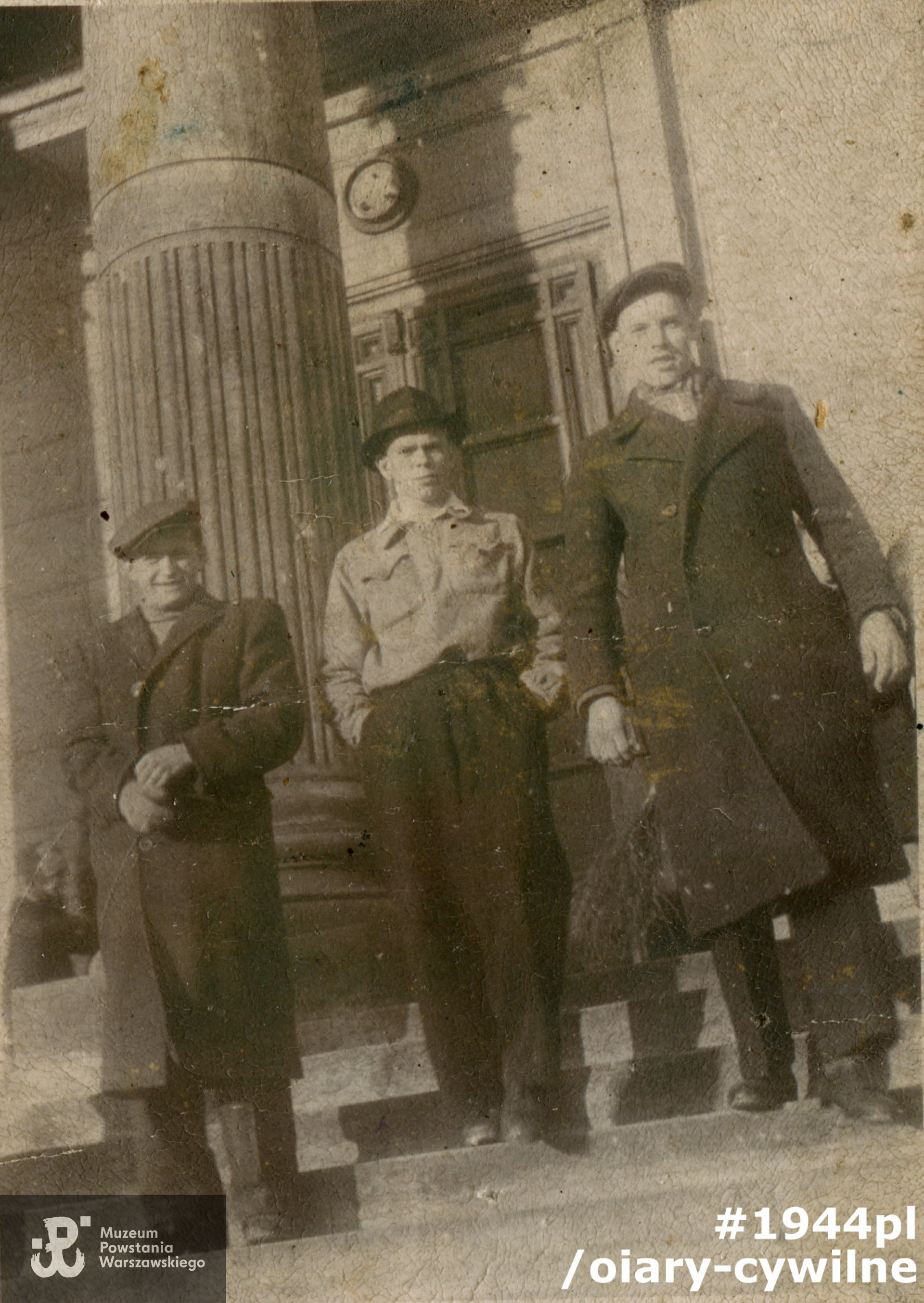 Mieczysław Starzyński (stoi w środku) wraz z bratem (stoi z prawej)   <a href =  https://www.1944.pl/powstancze-biogramy/antoni-starzynski,42168.html> Antonim</a> , fotografia ze zbiorów rodzinnych udostępniona przez Panią Iwonę Powierzę.