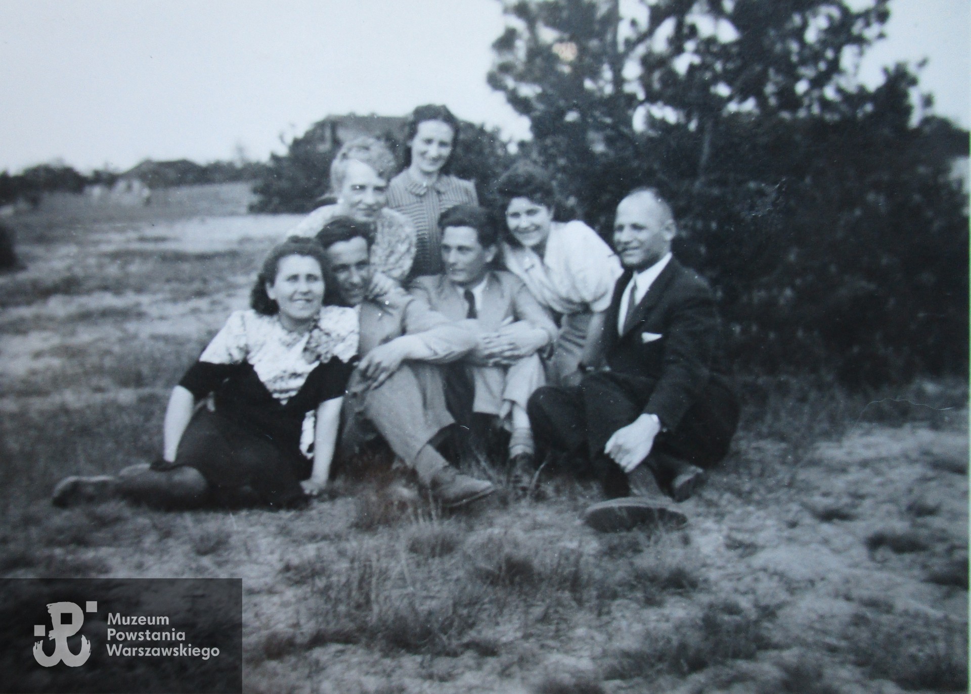 Marcin Iskorościński (pierwszy z prawej), żona Olga (pierwsza z lewej) u góry córka Halina, pozostałe osoby nieznane, fotografię udostępnił wnuk p. Andrzej Spychała