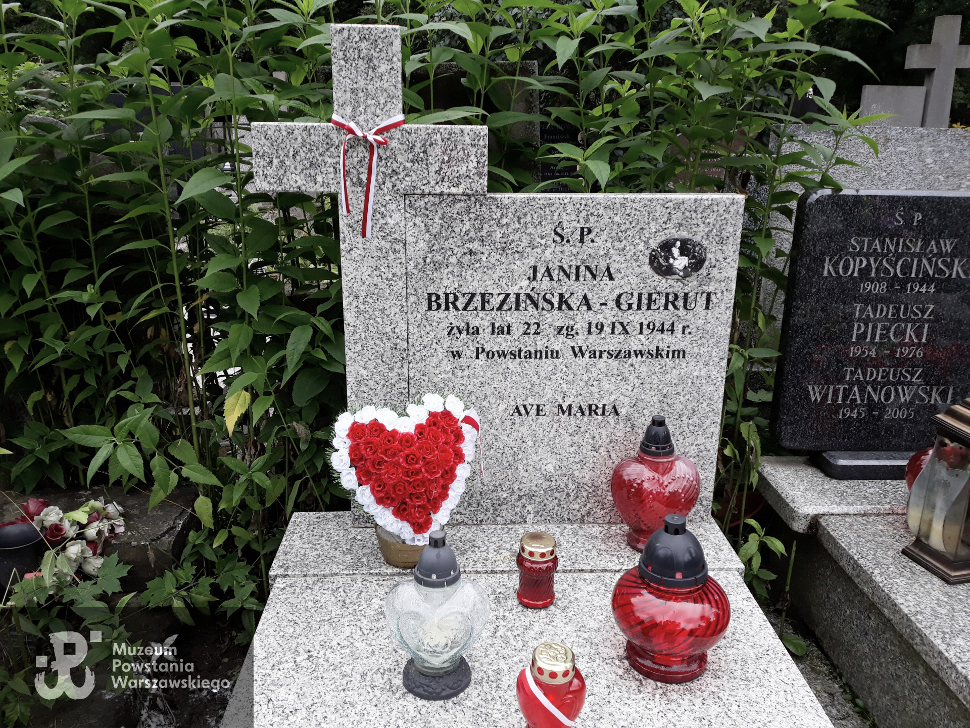 Grób Janiny Gierut z domu Brzezińskiej na Cmentarzu Bródnowskim kw. 12 F, rz. 4, gr. 29, fotografię udostępniła Pani Barbara Brzezińska - Jońca