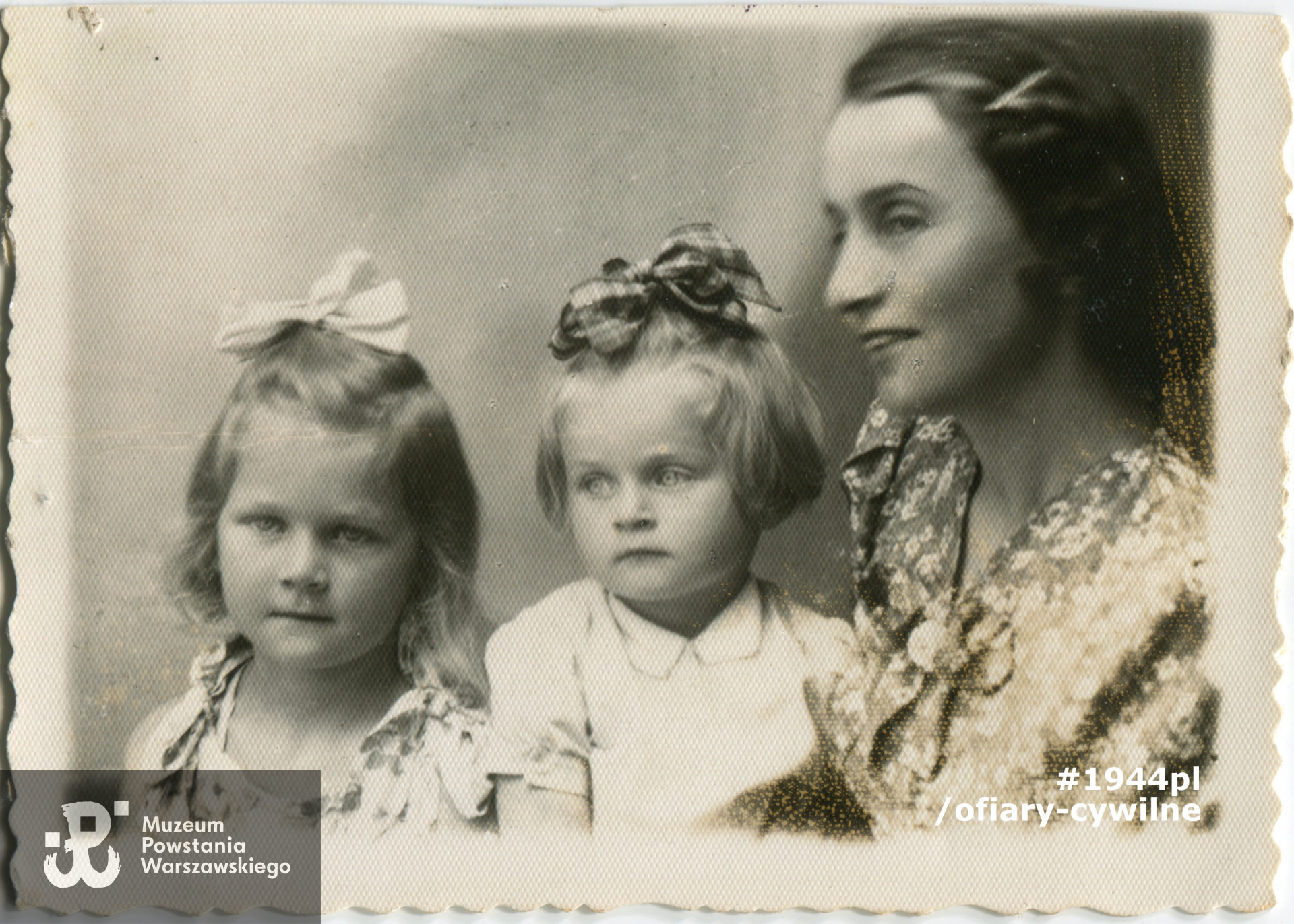 Wanda z córkami Krystyną (w środku) i Grażyną, fotografia wykonana w 1941 r. w  Abramowie udostępniona przez córkę Panią Grażynę Gerlicz-Silly.