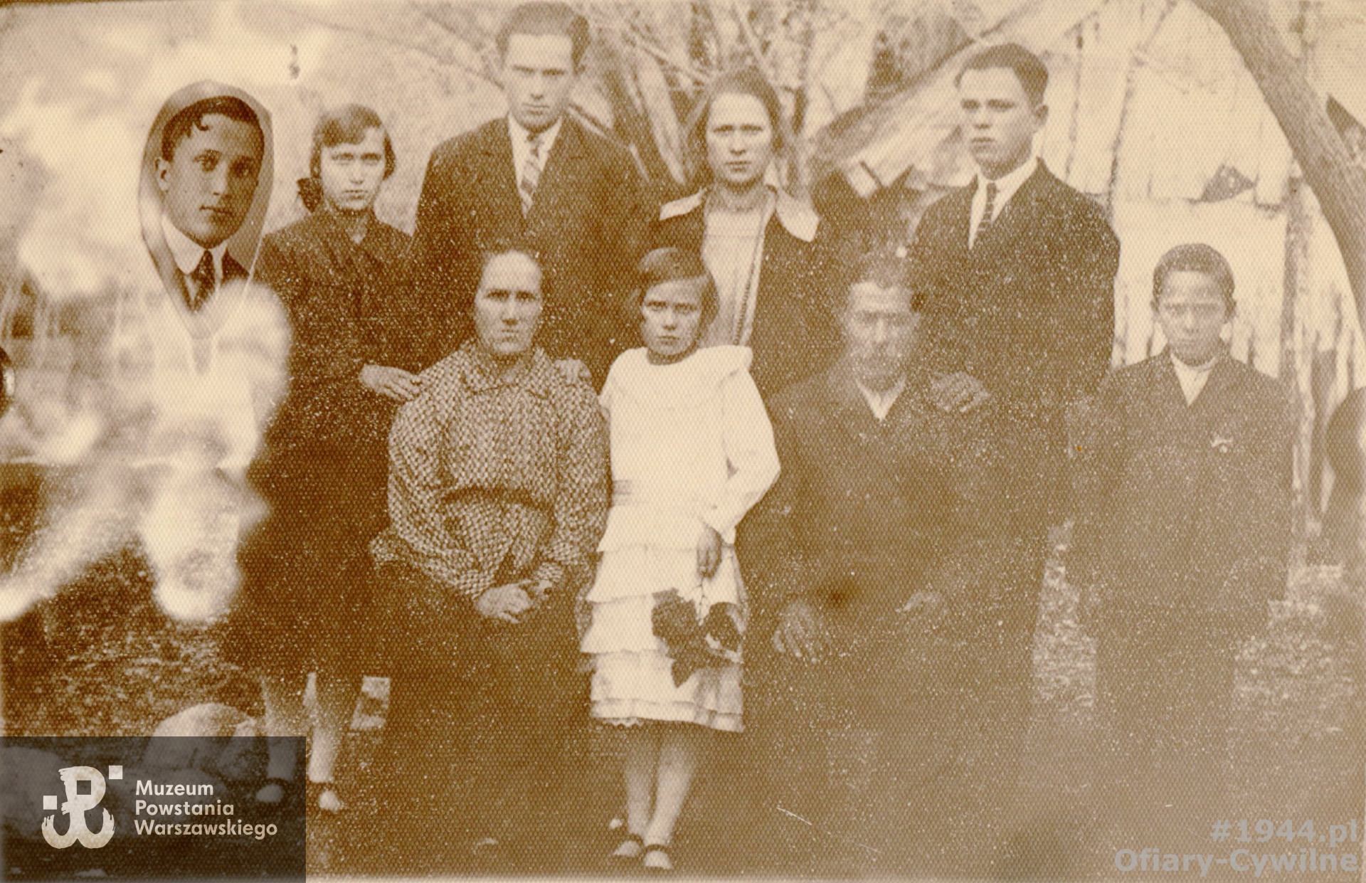 Rodzina Młynarczuków; Rodzice Kamila i Józef oraz ich dzieci od lewej; Adolf, Karolina Wacław, Zofia, Wincenty, Łukasz, zdjęcie udostępniła pani Ewa Młynarczuk 