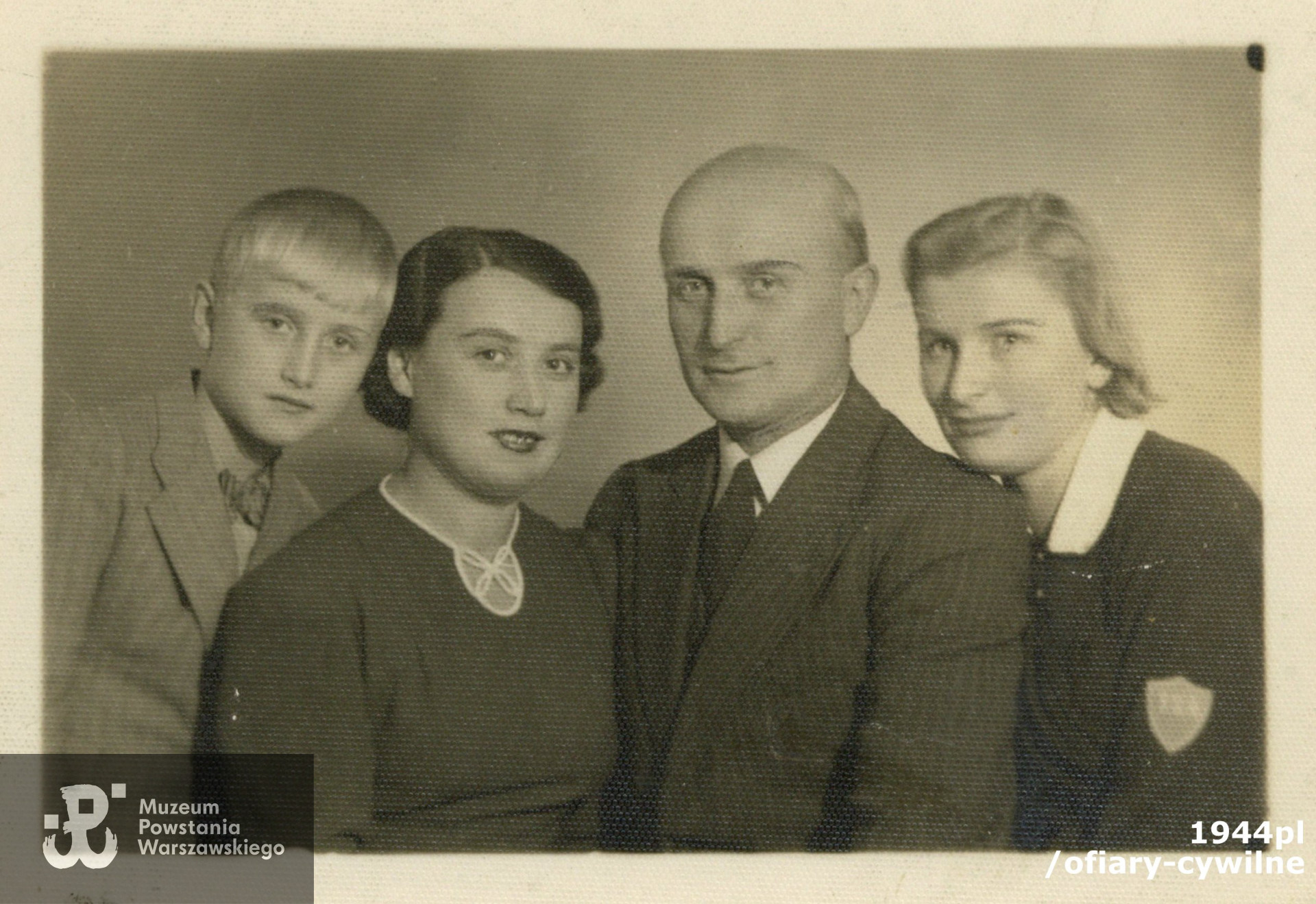 Rodzina Fryczkowskich od lewej; Marian (brat), Anna (przyrodnia matka), Julian (ojciec), Jadwiga.