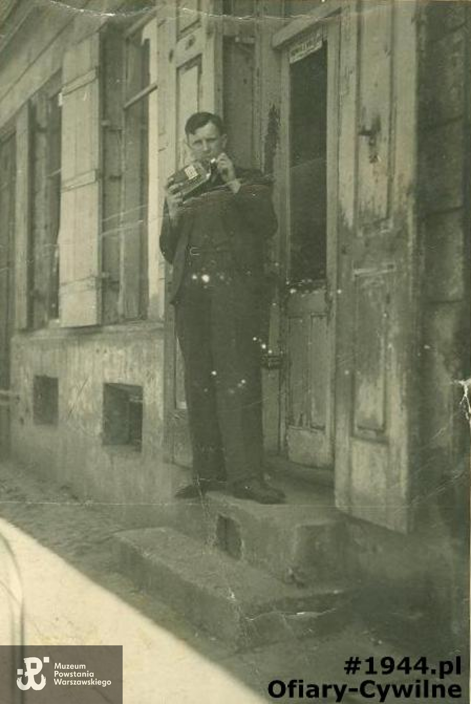 Antoni Gajek przed domem przy ul. Wolskiej 83, zdjęcie ze zbiorów rodzinnych