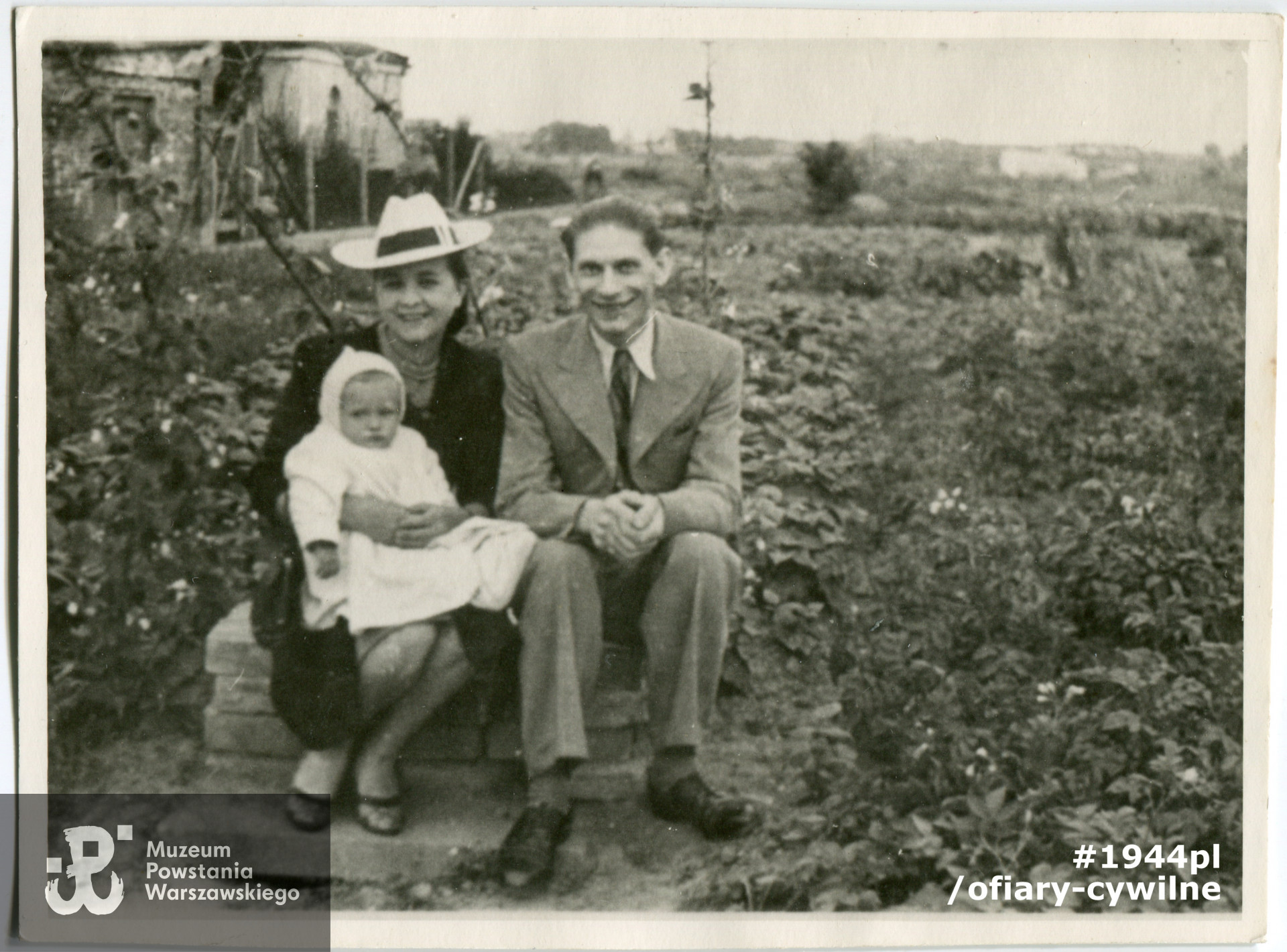 Rodzina Kołaczkowskich; Piotr, Eugenia i syn Andrzej Leszek, fotografia wykonan w 1942 r. ze zbiorów syna Pana Andrzeja Leszka Kołaczkowskiego
