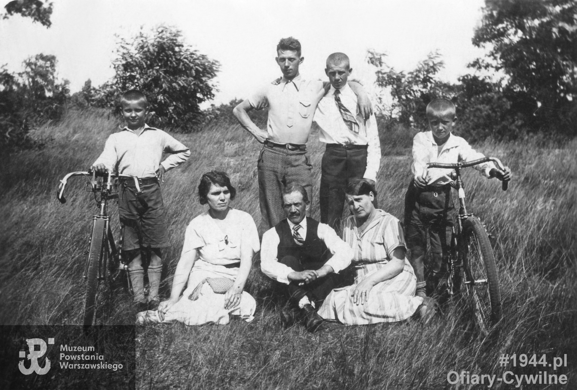 Bracia Piegat z rodzicami, widoczni na zdjęciu: >Ryszard (najwyższy stojący) i Wiesław (z rowerem, po prawej stronie). Z drugim rowerem (po lewej) stoi Edward. Fot. z archiwum rodzinnego pana Rafała Piegata.