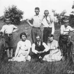 Bracia Piegat z rodzicami, widoczni na zdjęciu: >Ryszard (najwyższy stojący) i Wiesław (z rowerem, po prawej stronie). Z drugim rowerem (po lewej) stoi Edward. Fot. z archiwum rodzinnego pana Rafała Piegata.