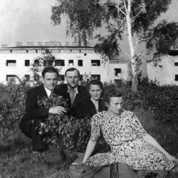 Józef Grabowski (pierwszy z lewej) w towarzystwie rodziny, fotografię udostępnił Pan Sylweriusz Dworakowski