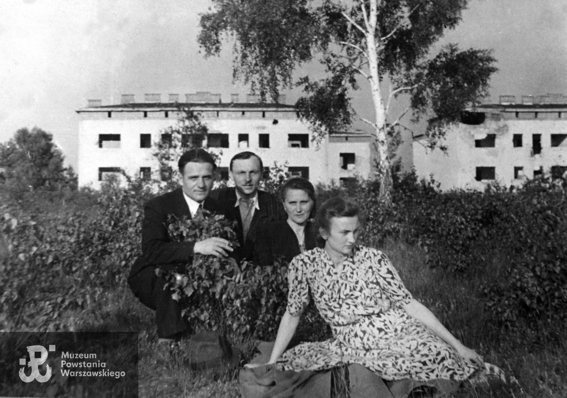 Józef Grabowski (pierwszy z lewej) w towarzystwie rodziny, fotografię udostępnił Pan Sylweriusz Dworakowski