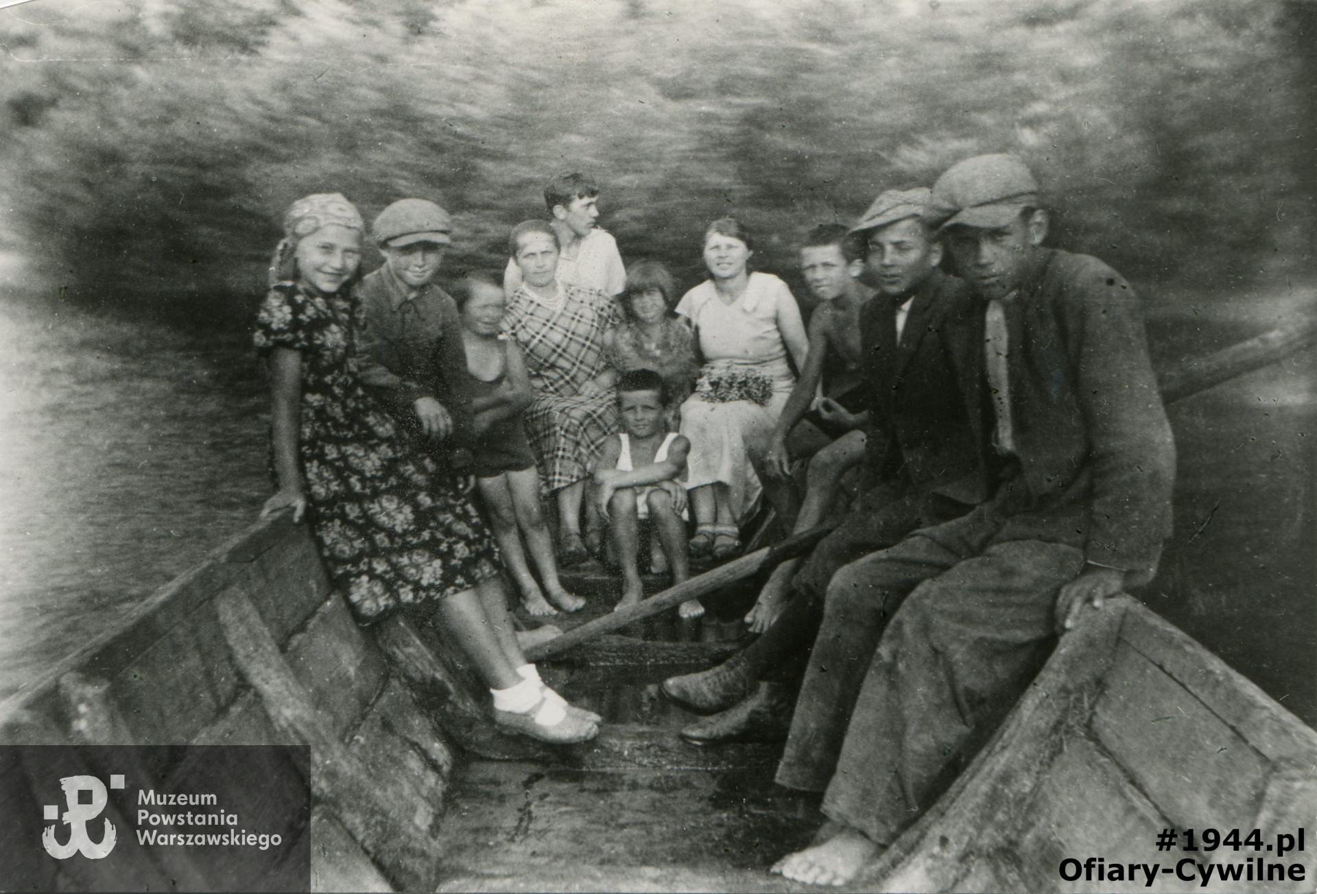 Pierwsza z lewej Hanna, w środku Elżbieta wraz z matką Otylią, zdjęcie ze zbiorów pani Emili Wiediger