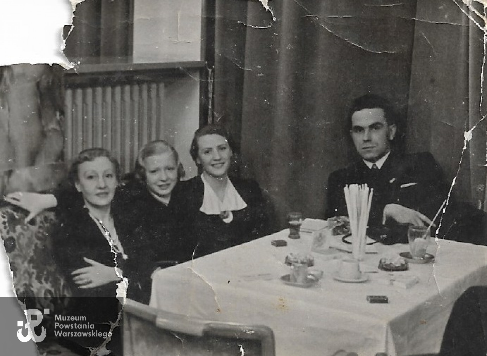 Krystyna (druga od prawej), po środku aktorka Jadwiga Andrzejewska, fotografię udostępniła p. Katarzyna Grabowska-Bilicka