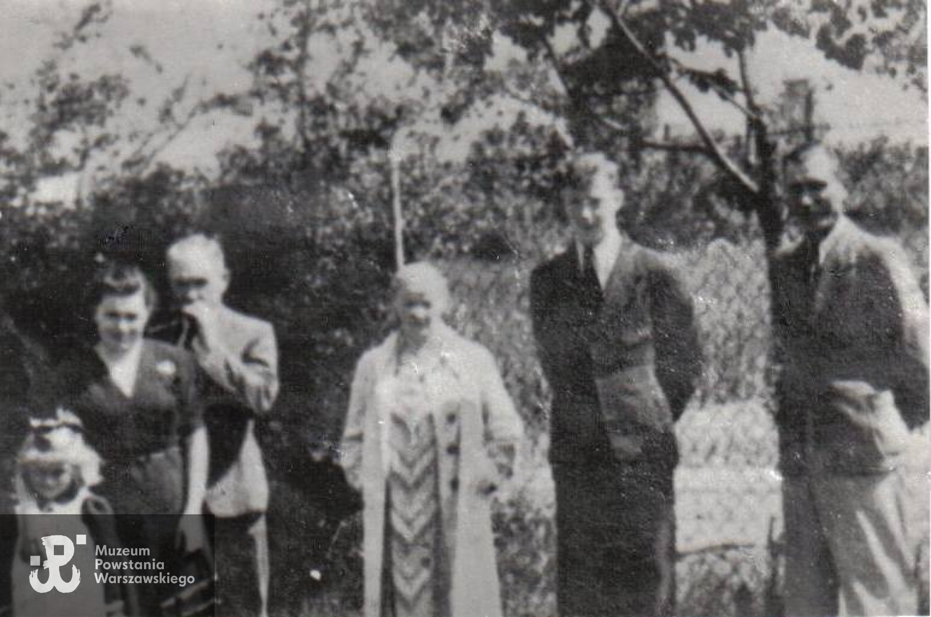 fotografia wykonana w czerwcu 1944 r. w Klaryswie, na fotografii Józefa Wróblewska wraz członkami rodziny Wacławem, Ryszardem i Eugenią, udostępnił Pan Piotr Wróblewski