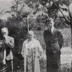fotografia wykonana w czerwcu 1944 r. w Klaryswie, na fotografii Józefa Wróblewska wraz członkami rodziny Wacławem, Ryszardem i Eugenią, udostępnił Pan Piotr Wróblewski