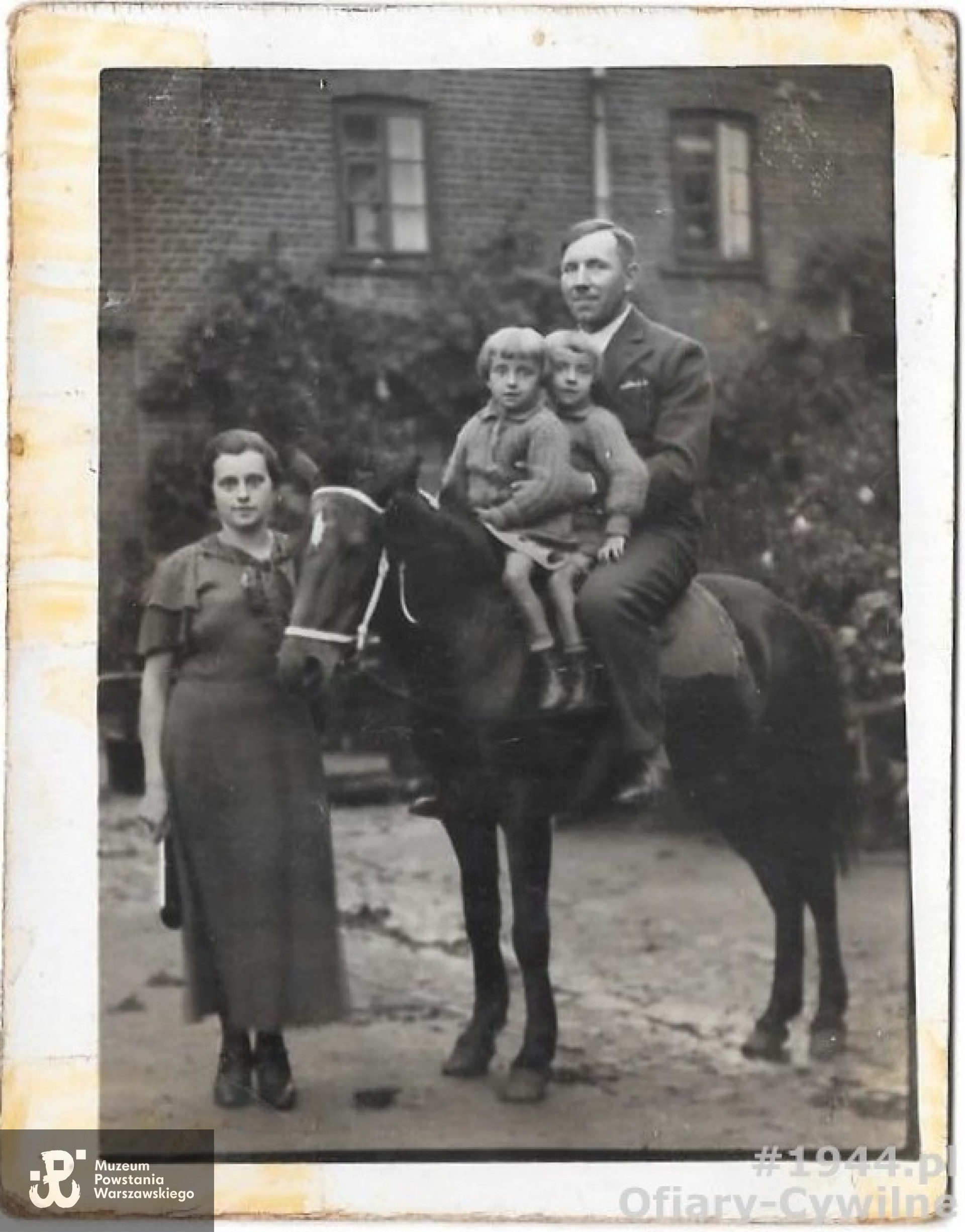 Feliks Wróbel z żoną i córkami Alą i Wiesią, zdjęcie udostępnił pan Adam Janicki