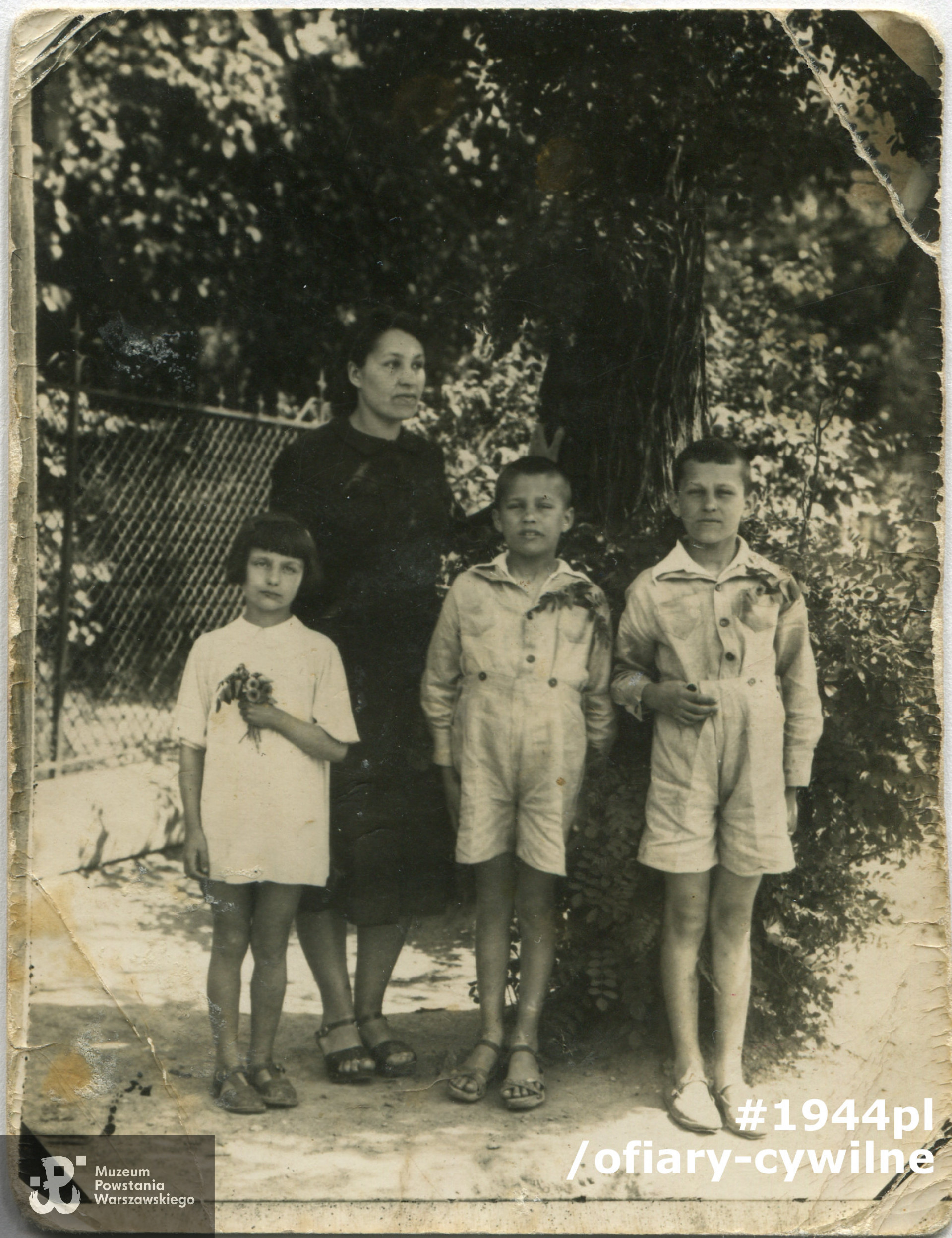 Roman Olędzki (pierwszy z prawej) wraz matką Walerią oraz rodzeństwem; Barbarą i Henrykiem, fotografia wykonana w „Łazienkach” w Warszawie w 1940 r. udostępnił Pan Henryk Skrzyński.