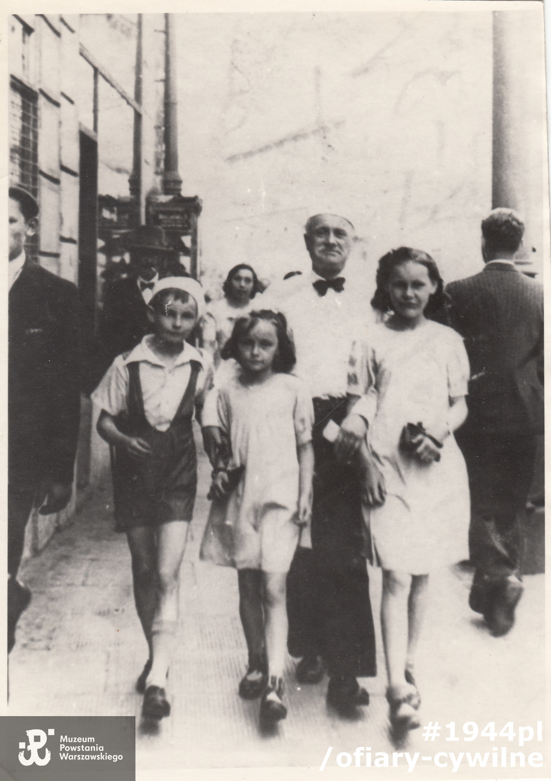 Fotografia wykonana w Warszawie podczas okupacji niemieckiej. Od lewej: Czesław, Zofia, ojciec Feliks Riedel, Alina, ze zbiorów rodzinnych, udostępniła p. Agnieszka Nagalska z domu Riedel