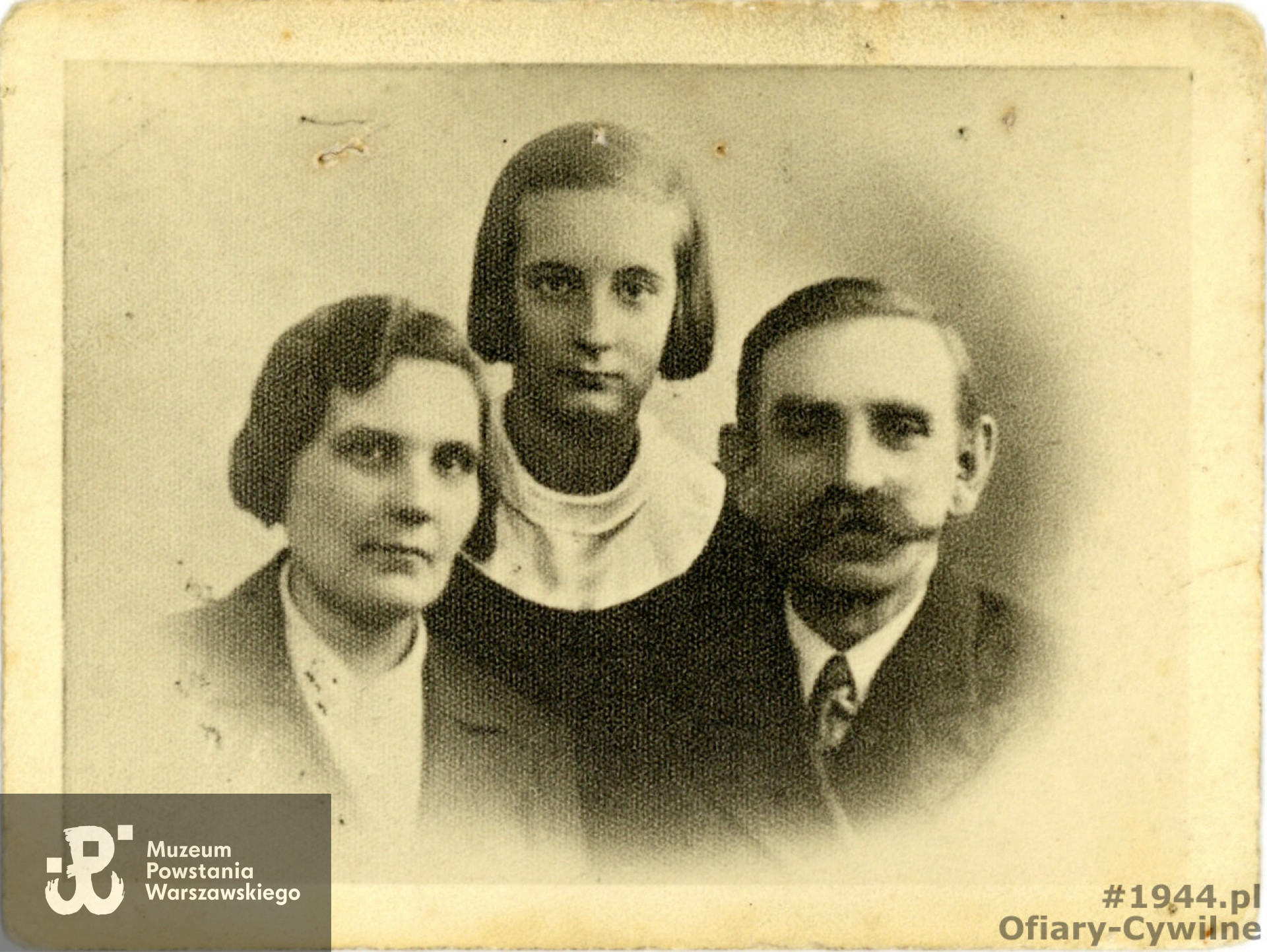Franciszka Nowakowska wraz z mężem Janem oraz córką Marią, która razem z matką po upadku Starego Miasta wywieziona została do obozu w Pruszkowie, następnie do KL Flossenbürg, 14-17 września 1944 r. przeniesione zostały do KL Ravensbrück gdzie widziały się po raz ostatni, 27 września/1 październik 1944 r. przeniesiona do KL Buchenwald, 13.03.1945 r. do KL Bergen-Belsen, gdzie doczekała wyzwolenia. zdjęcie wykonane ok. 1937-1938 r., udostępnione przez pana Wojciecha Łękawskiego