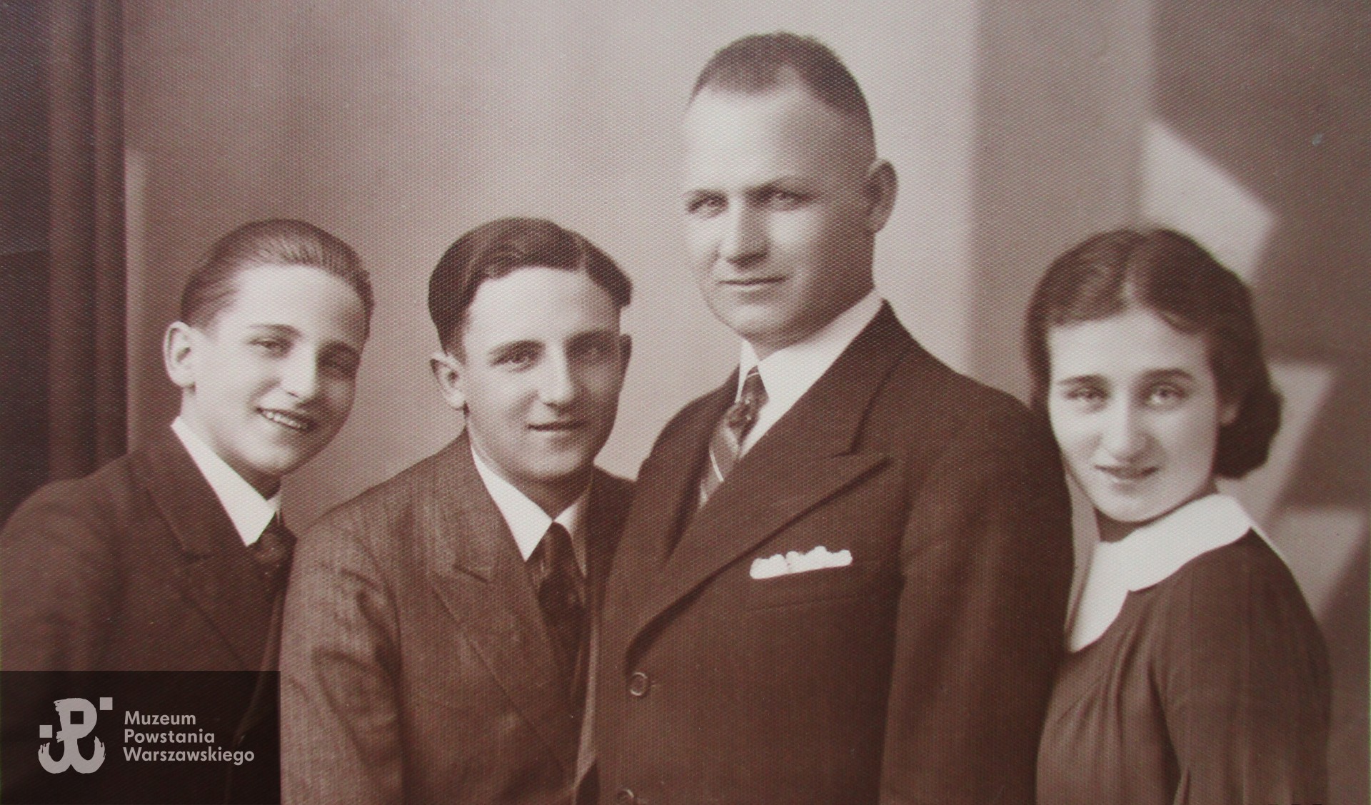 Marcin Iskorościński z dziećmi: od lewej Władysław, Jerzy i Halina, fotografię udostępnił wnuk p. Andrzej Spychała