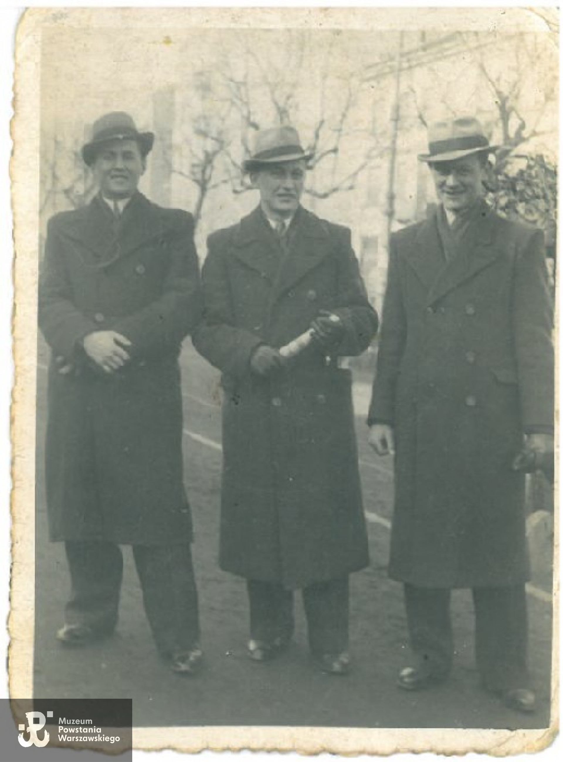 Pol lewej Eugeniusz Kwiatkowski po prawej jego cioteczny brat  Władysław Machalski. Mężczyzna w środku niezidentyfikowany, zdjęcie udostępnił Pan Krzysztof Jezierczuk
