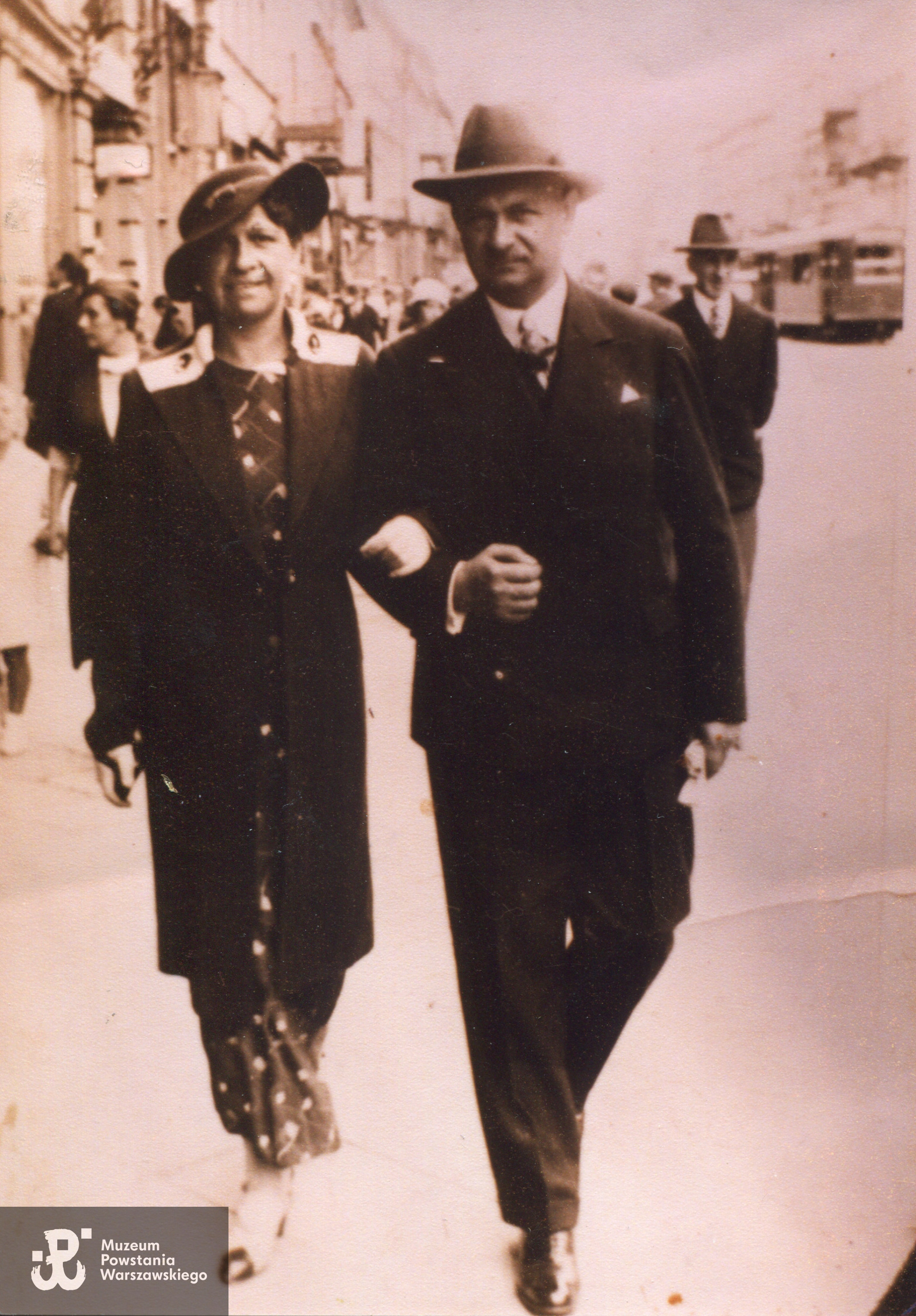 Franciszek Wawrzyniak z żoną Marią, fotografia wykonana w 1937 r. na ul. Nowy Świat, udostępniła córka Pani Teresa Golczewska
