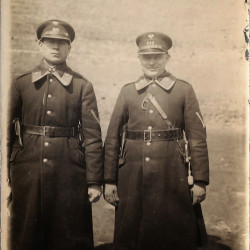 Władysław Kaba (stoi po lewej), fotografia wykonana w Warszawie w 1931 r. udostępnił Pan Kazimierz Szufnik