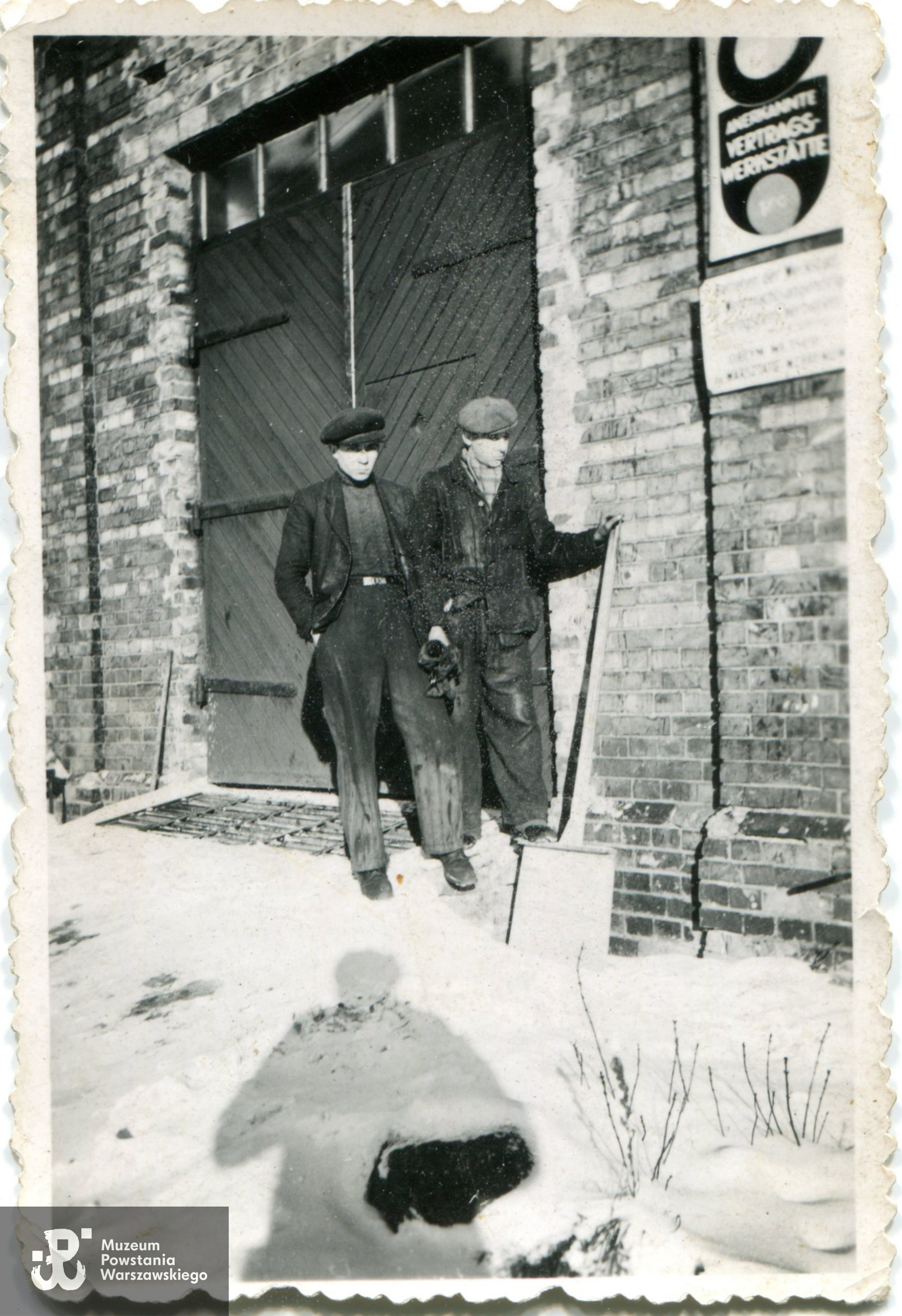 Edward (stoi z prawej strony) wraz z kolegą. Zdjęcie wykonane podczas okupacji udostępniła Pani Barbara Lewandowska