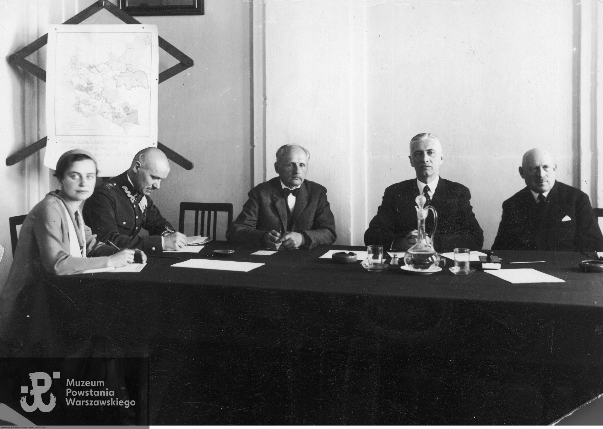  Zjazd delegatów Polskiego Towarzystwa Krajoznawczego w Warszawie 30.04.1933 r., Prezydium zjazdu. Siedzą od lewej: Strojanowska, kapitan Binder, Kulwicz, marszałek Senatu Władysław Raczkiewicz i prezes Polskiego Towarzystwa Krajoznawczego Aleksander Janowski, zdjęcie ze zbiorów Narodoweog Archiwum Cyfrowego sygnatura 1-S-3576-2