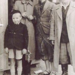 Edward Stypiński (stoi z lewej), Józef Maruszewski (stoi w środku), Józef, Pinkus (stoi z prawej), fotografię udostępnił Pan Edward Stypiński