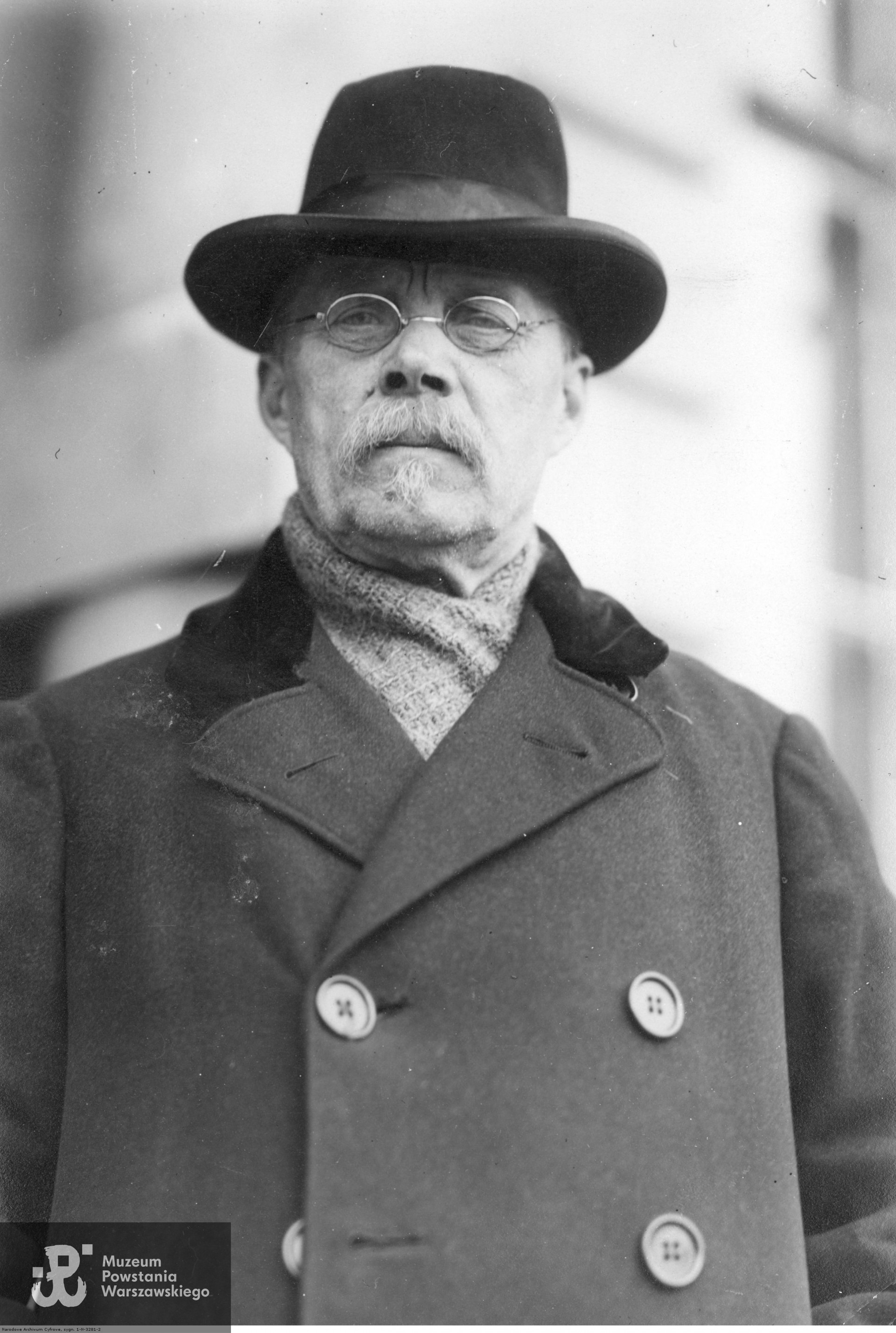 Profesor Jan Gordziałkowski - kurator Instytutu Weterynaryjnego. Fotografia portretowa w płaszczu i kapeluszu, ze zbiorów Narodowego Archiwum Cyfrowego sygnatura 1-N-3281-2