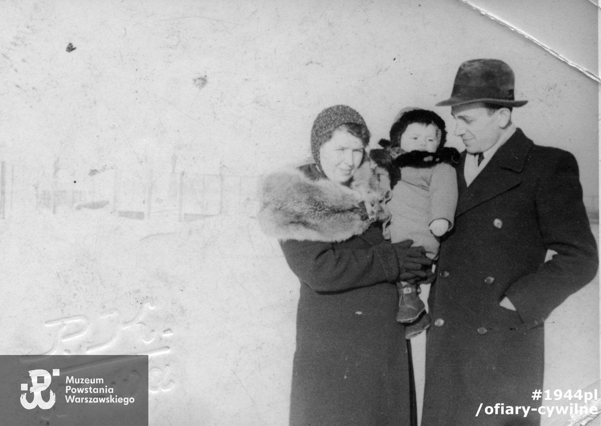 Rodzina Kodorskich, fotografia ze zbiorów Muzeum Powstania Warszawskiego syg. MPW-IP/7892 (dar Pani Bożeny Jóźwiak)