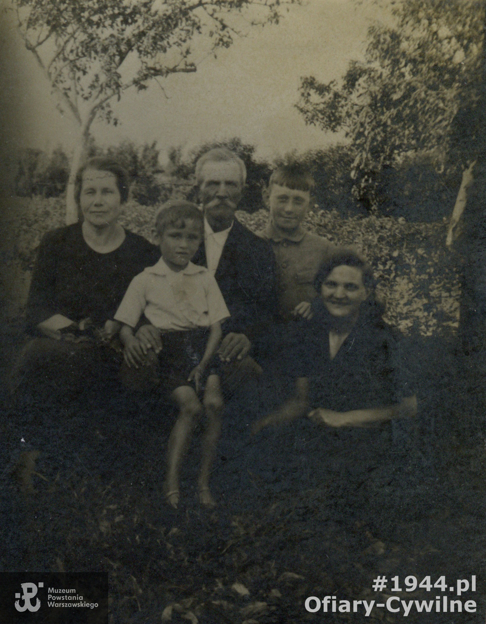 Od prawej Anna Zarzycka oraz jej syn Jerzy, zdjęcie ze zbiorów Muzeum Powstania Warszawskiego nr akcesji P/3918 dar p. Bożeny Drozd